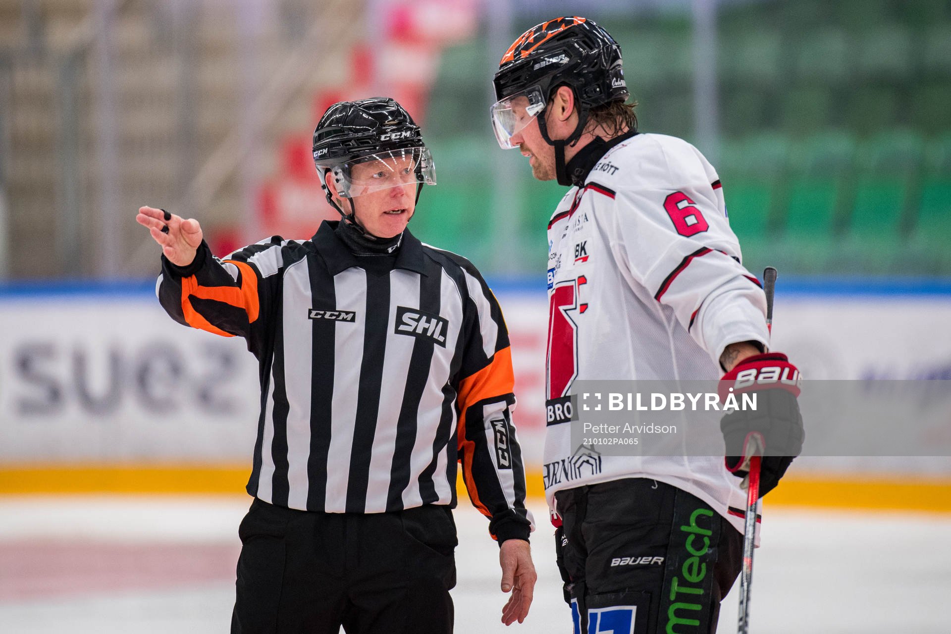 Domare Pehr Claesson i samtal med Örebros Stefan Warg