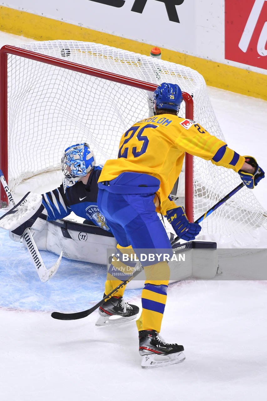 Elmer Söderblom of Sweden scores