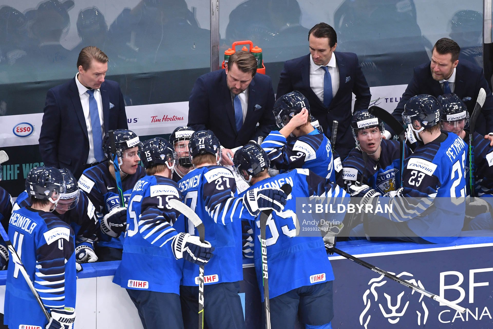 Team Finland Head Coach Antti Pennanen speaks to his team