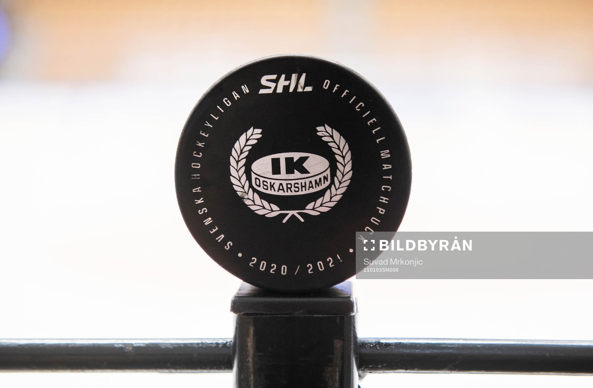 En officiell matchpuck med IK Oskarshamns logga