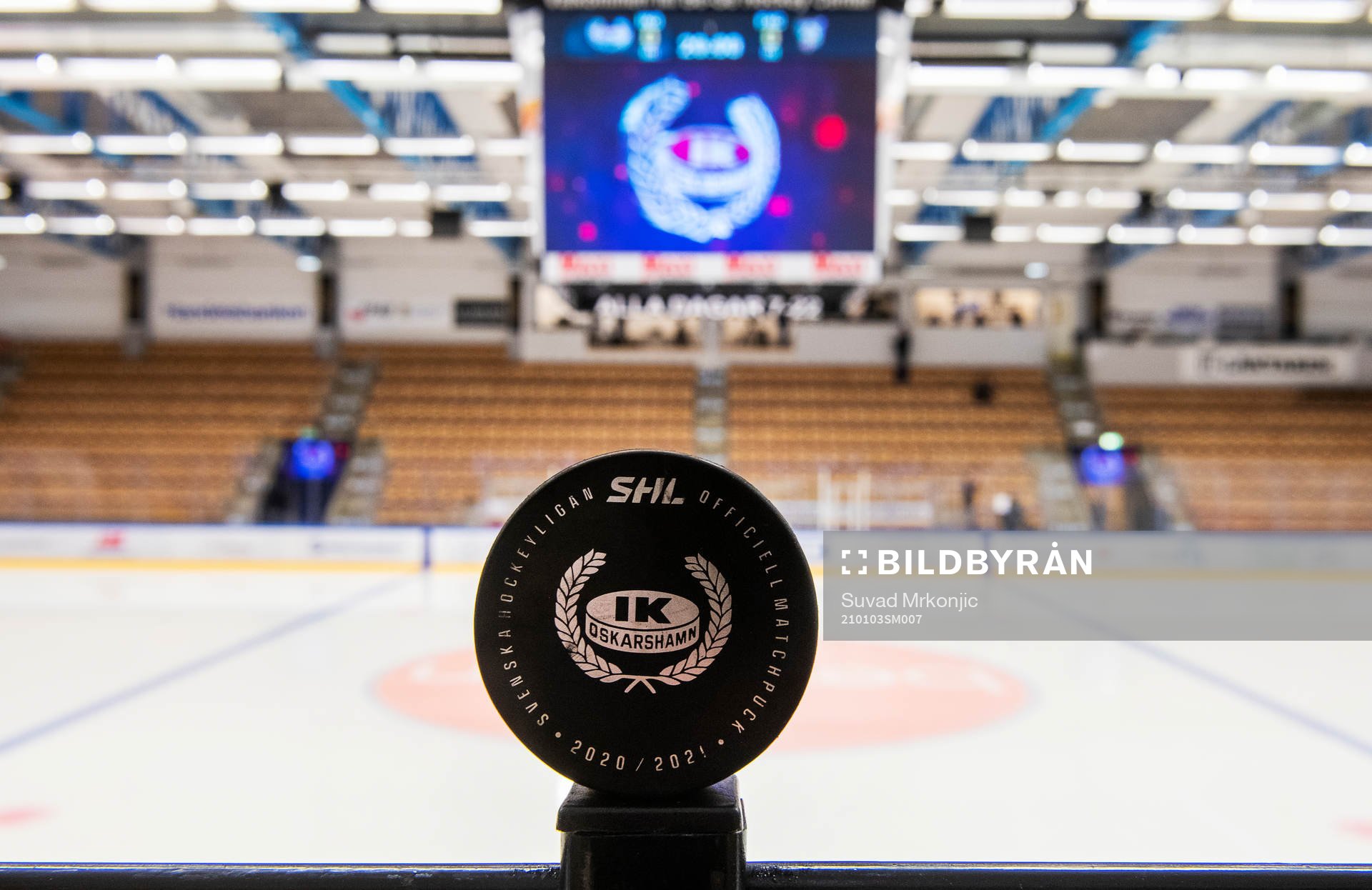 En officiell matchpuck med IK Oskarshamns logga