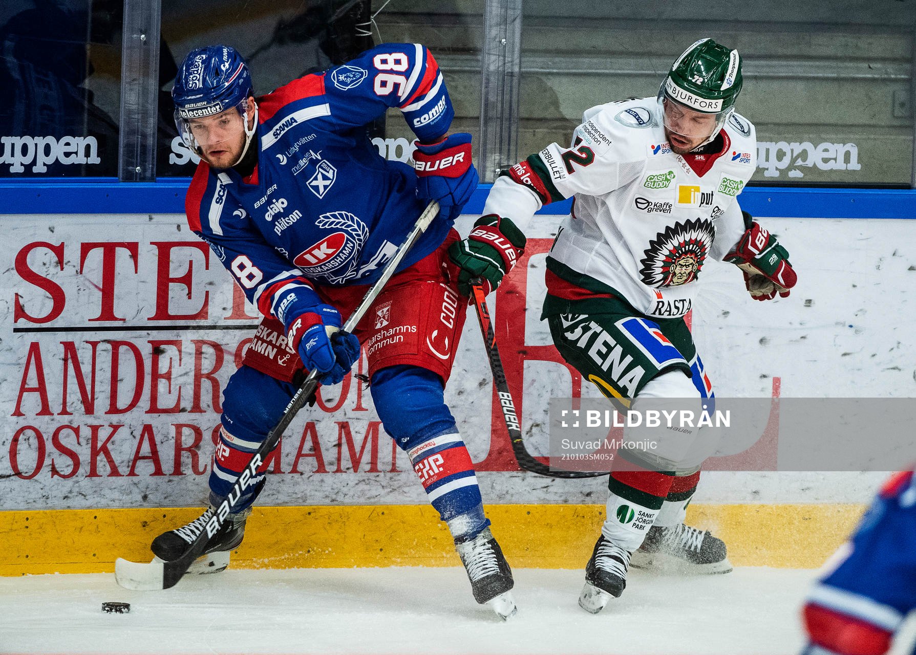 Oskarshamns Oliver Larsen och Frölundas Patrik Carlsson