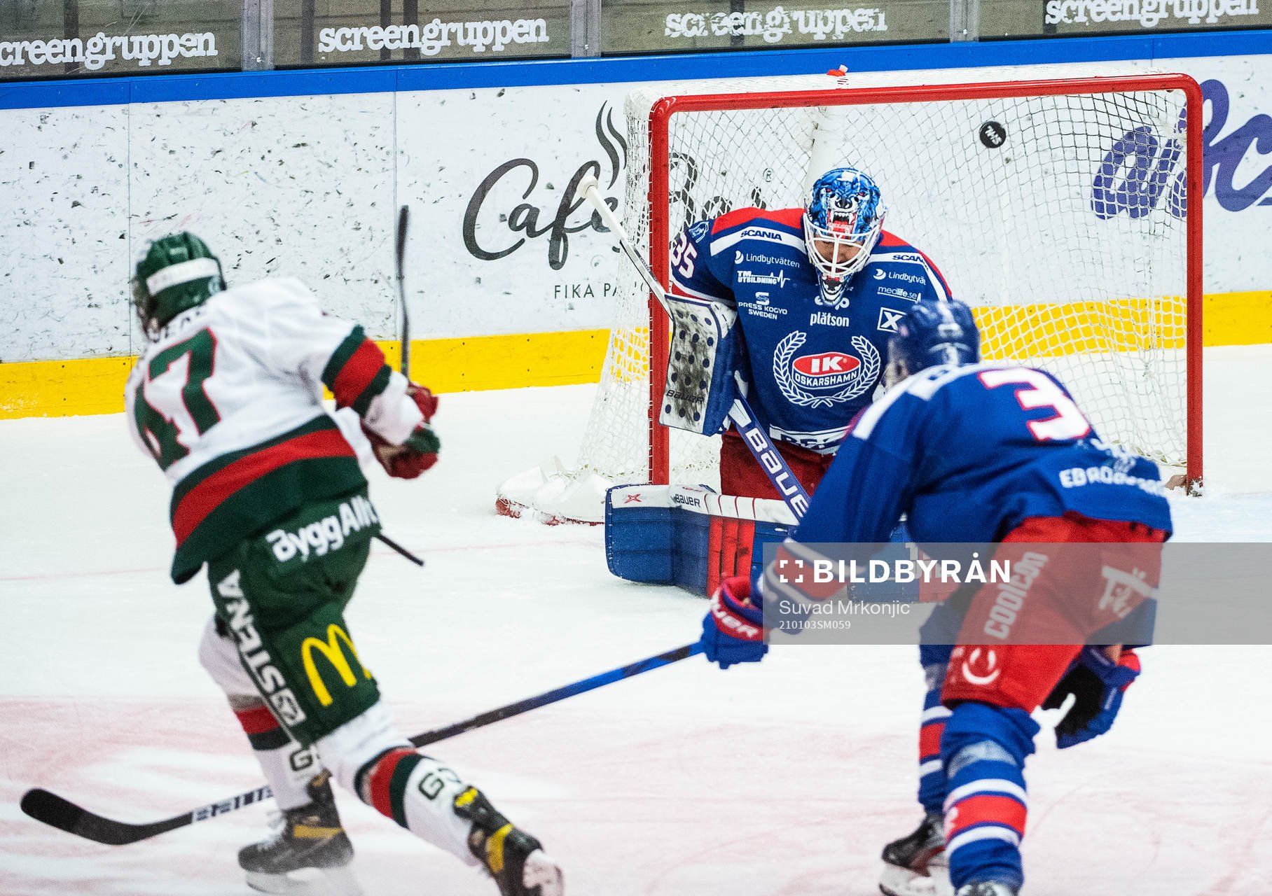 Frölundas Ludwig Persson och Oskarshamns målvakt Joe