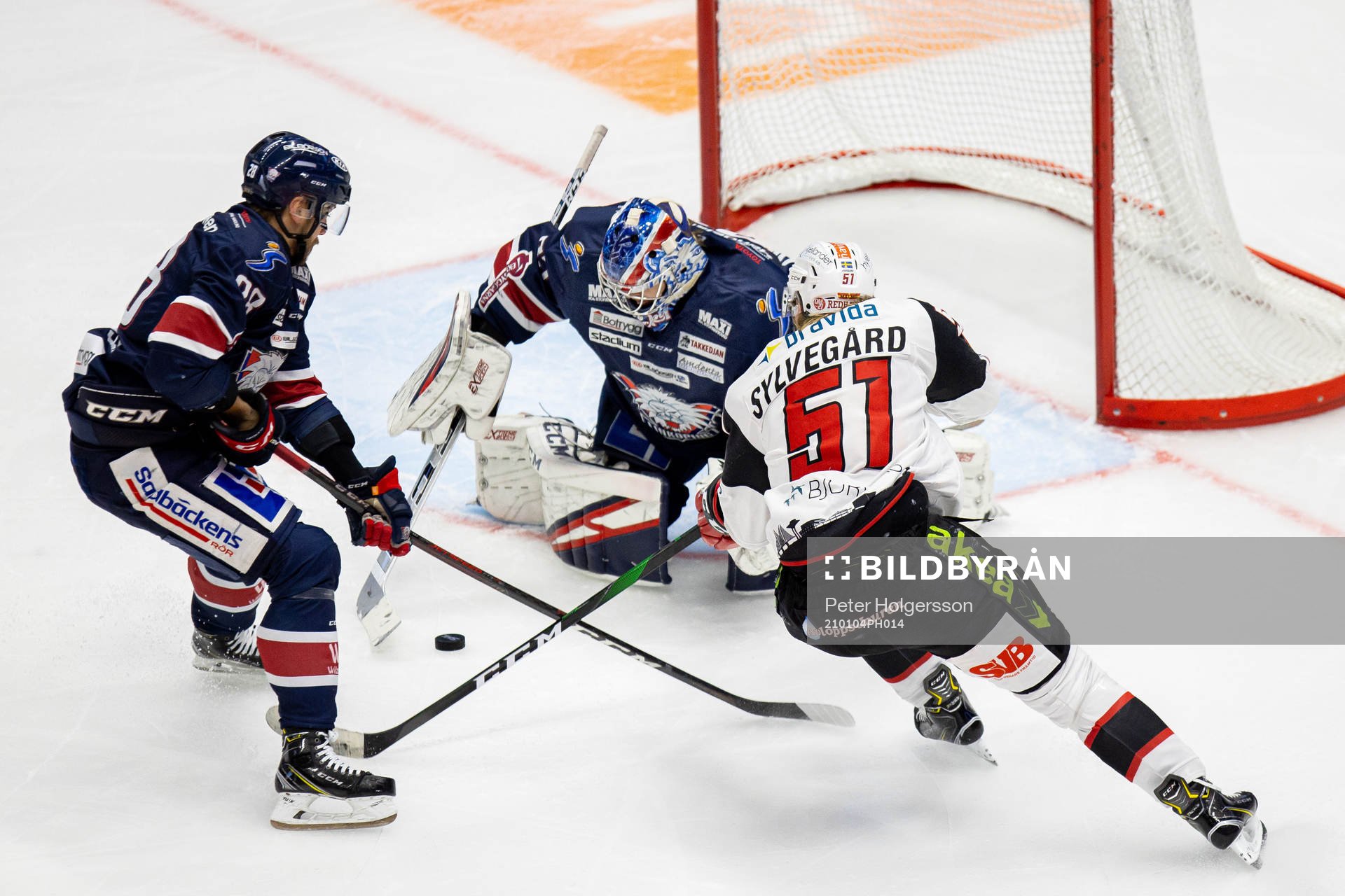 Malmö Redhawks Emil Sylvegård oroar framför Linköpings