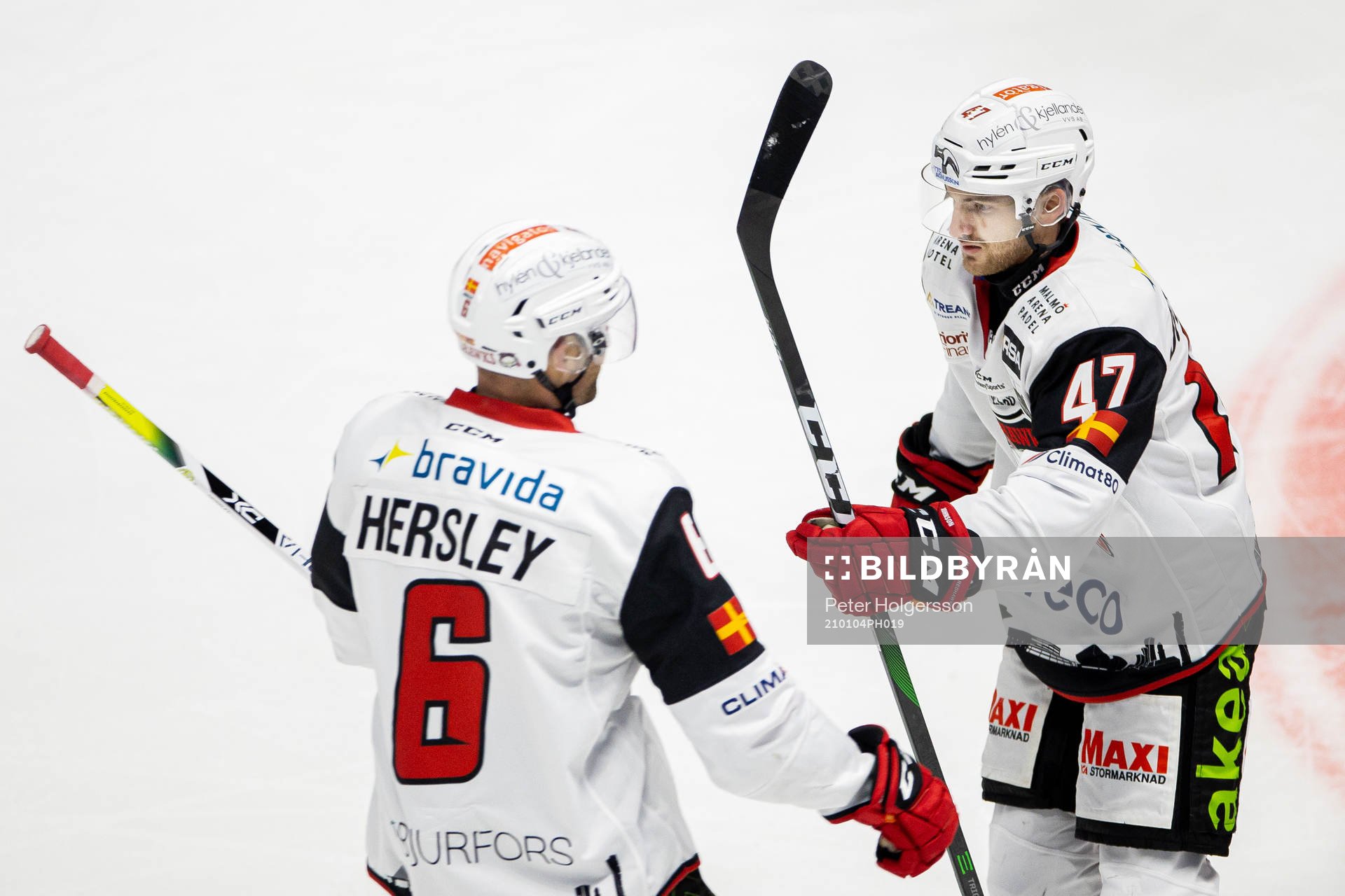 Malmö Redhawks Patrik Hersley och Adam Johnson jublar