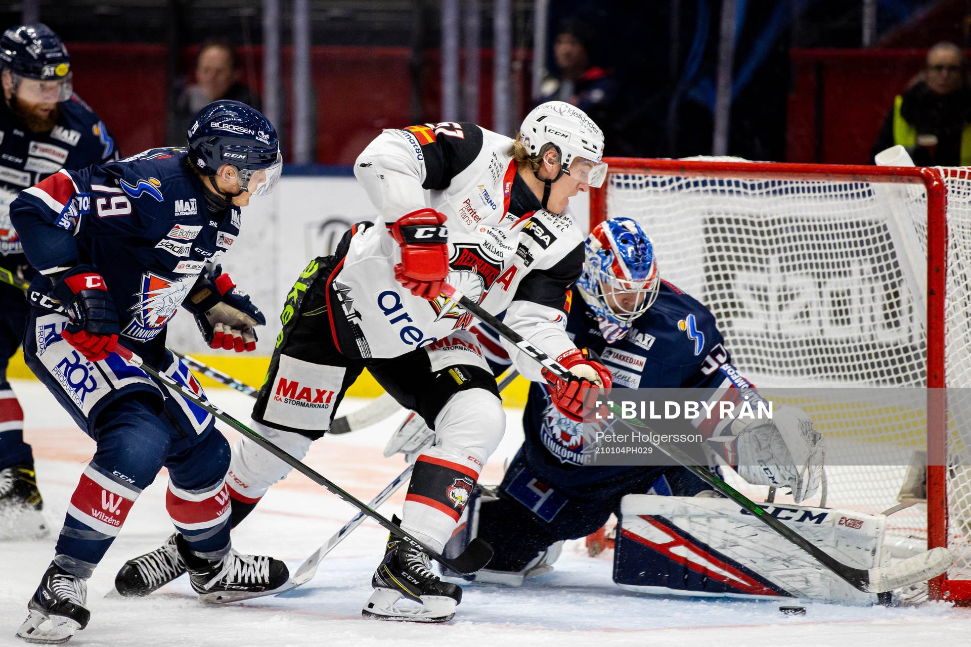 Malmö Redhawks Emil Sylvegård oroar framför Linköpings