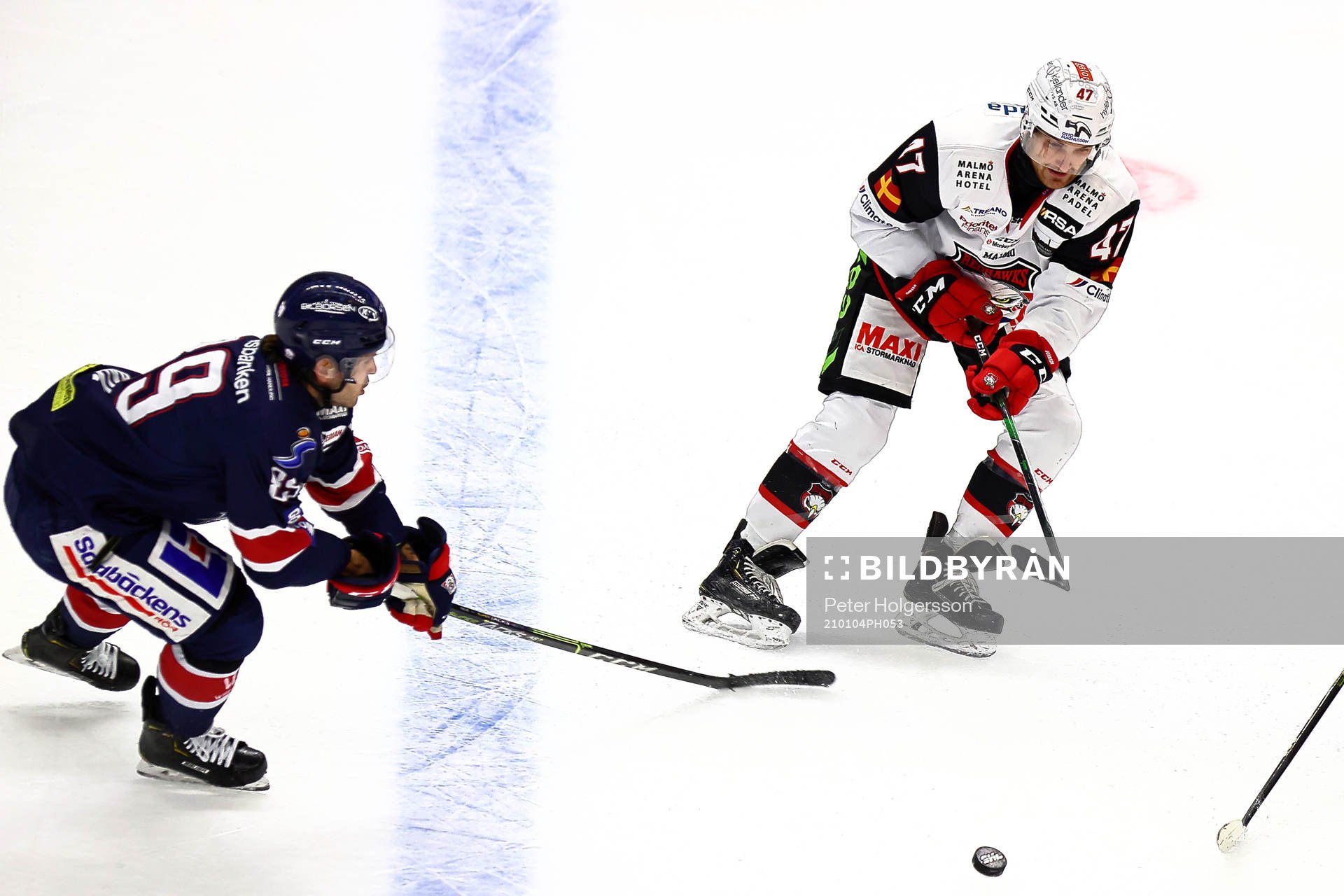 Linköpings Oula Palve och Malmö Redhawks Adam Johnson