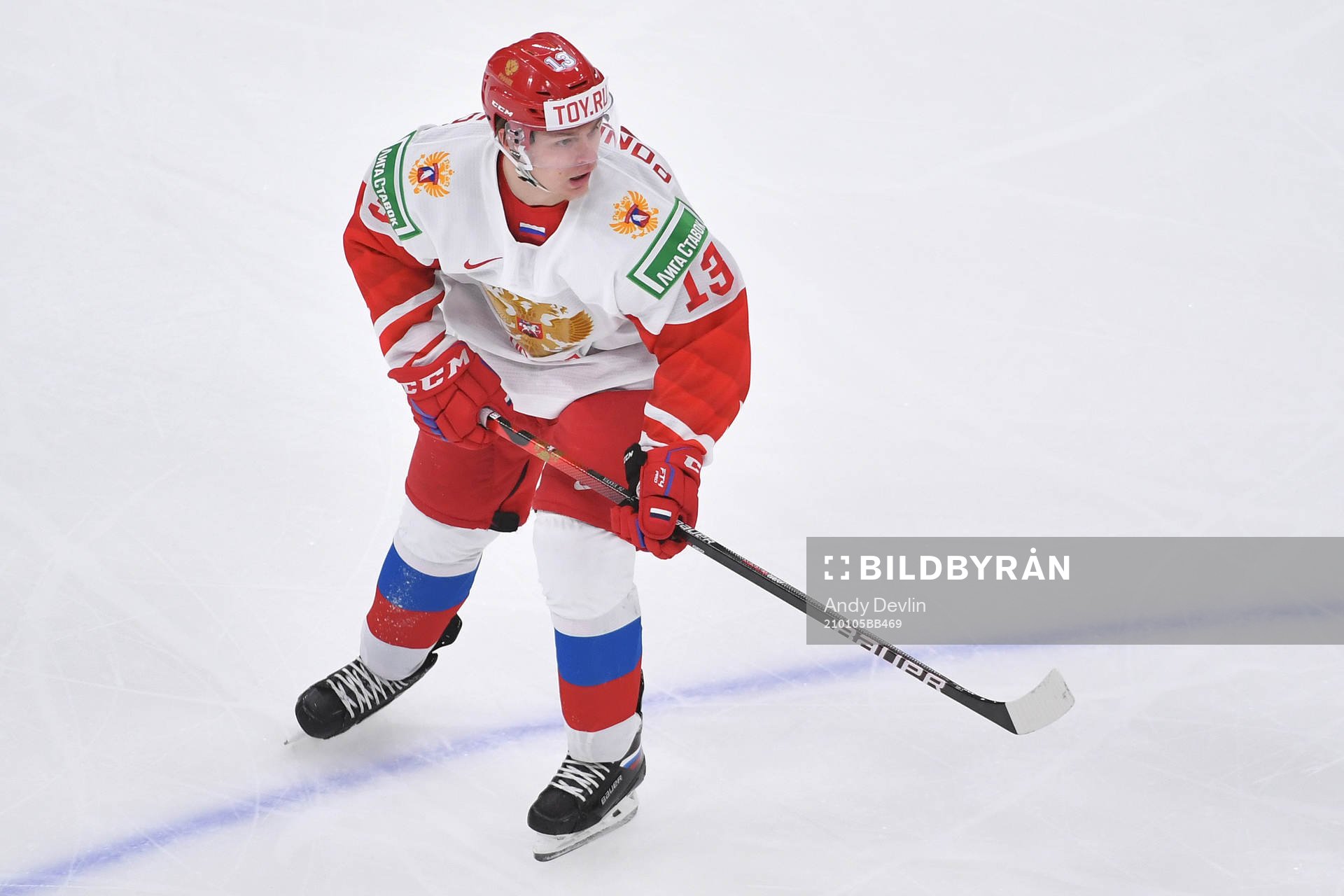 Vasili Ponomaryov of Russia skates