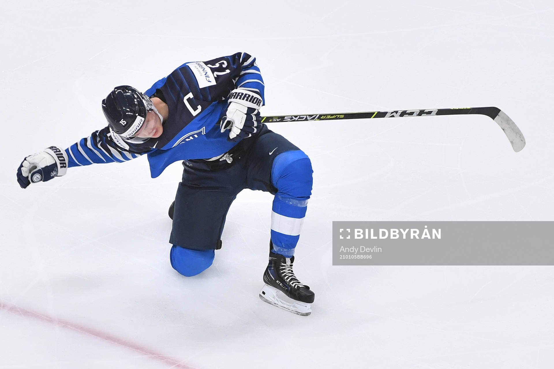 Anton Lundell celebrates the 1-1 goal