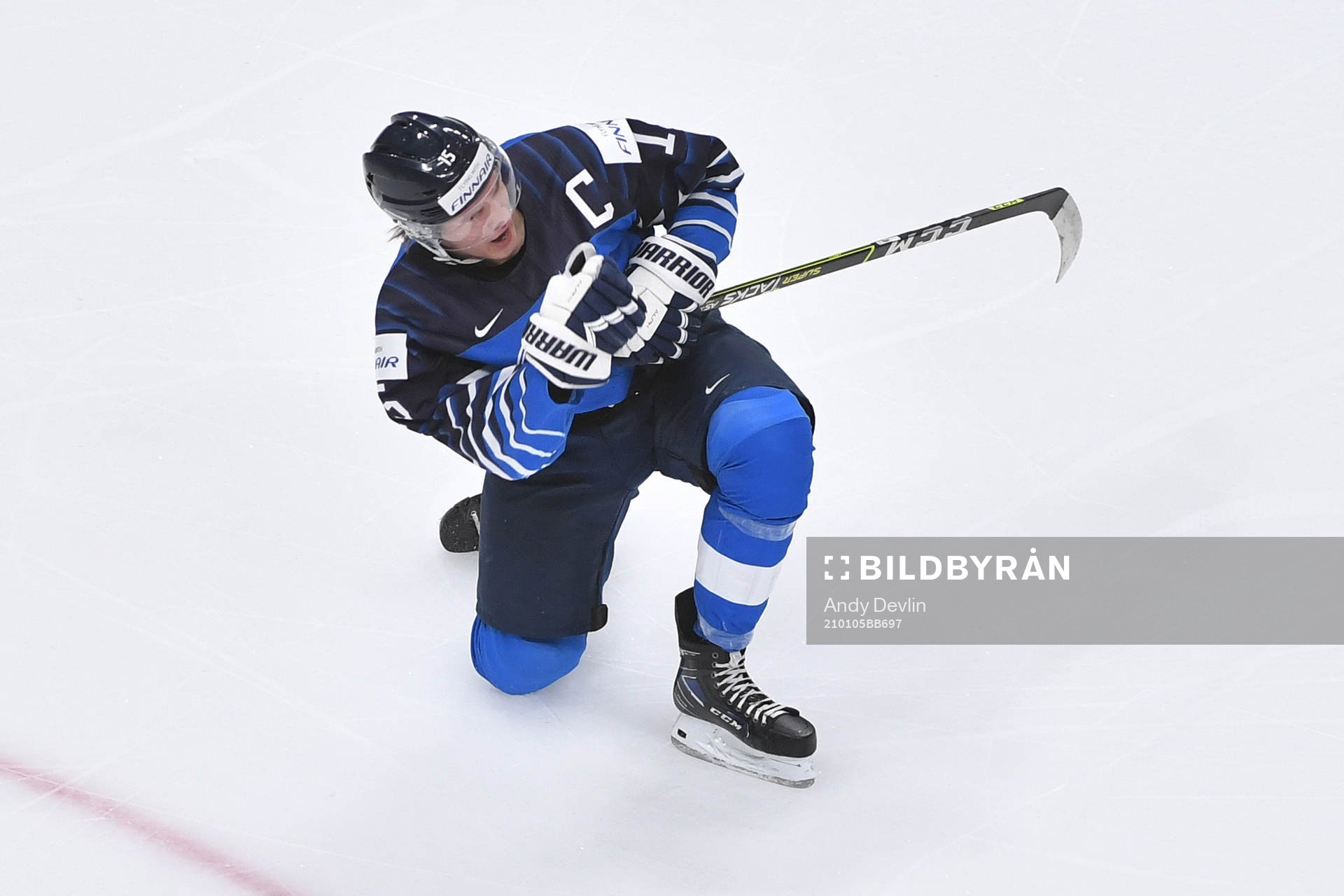 Anton Lundell celebrates the 1-1 goal