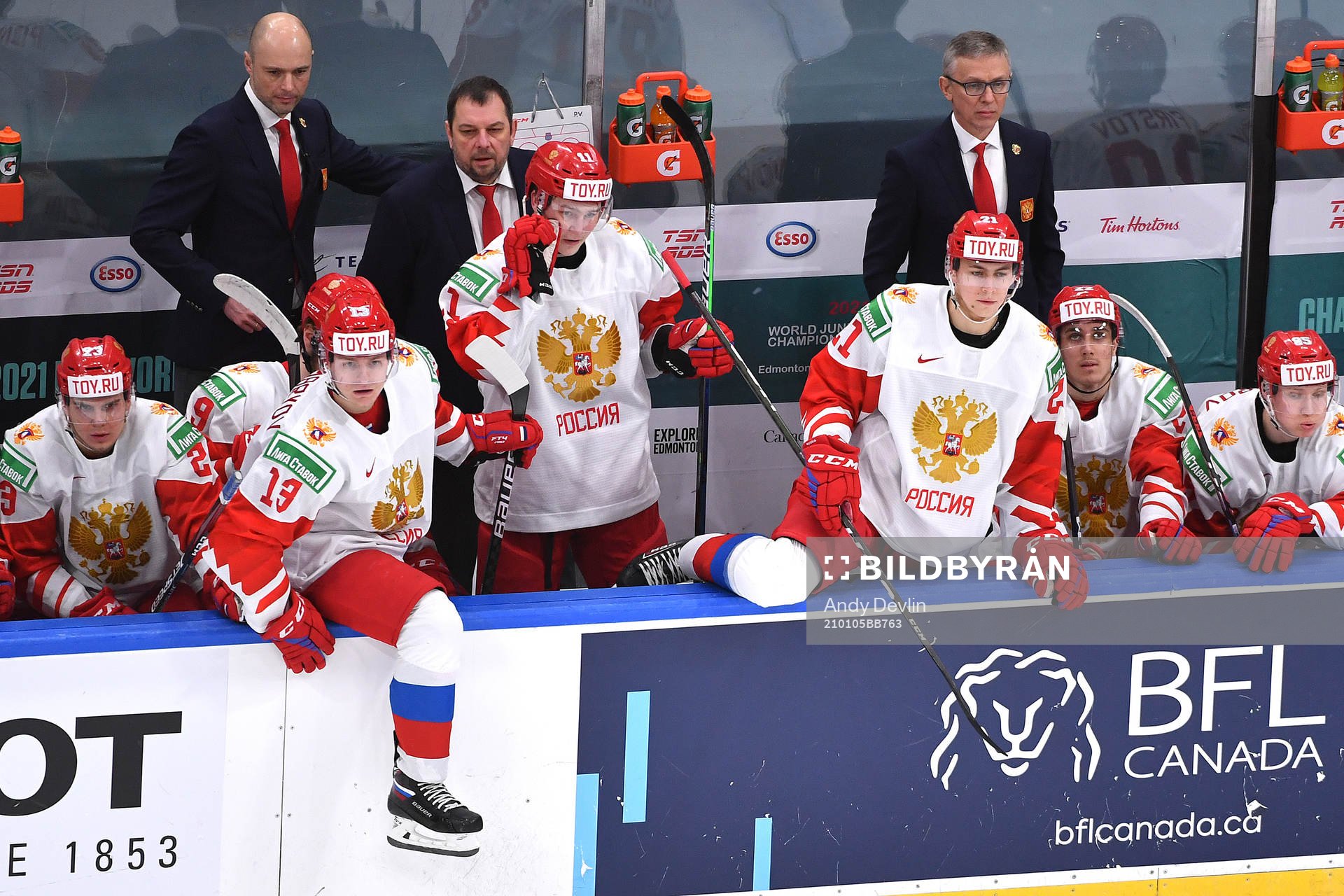 Vasili Ponomaryov and Yegor Chinakhov of Russia prepare to
