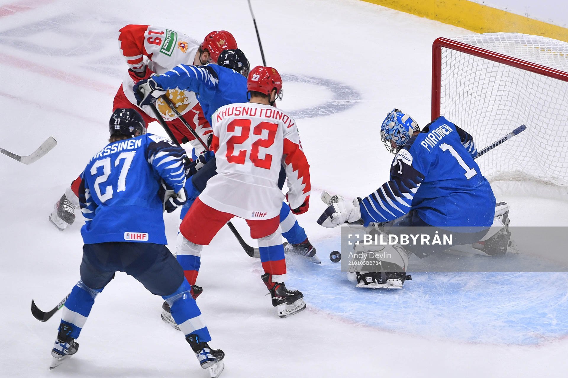 Vasili Podkolzin and Marat Khusnutdinov of Russia pressure