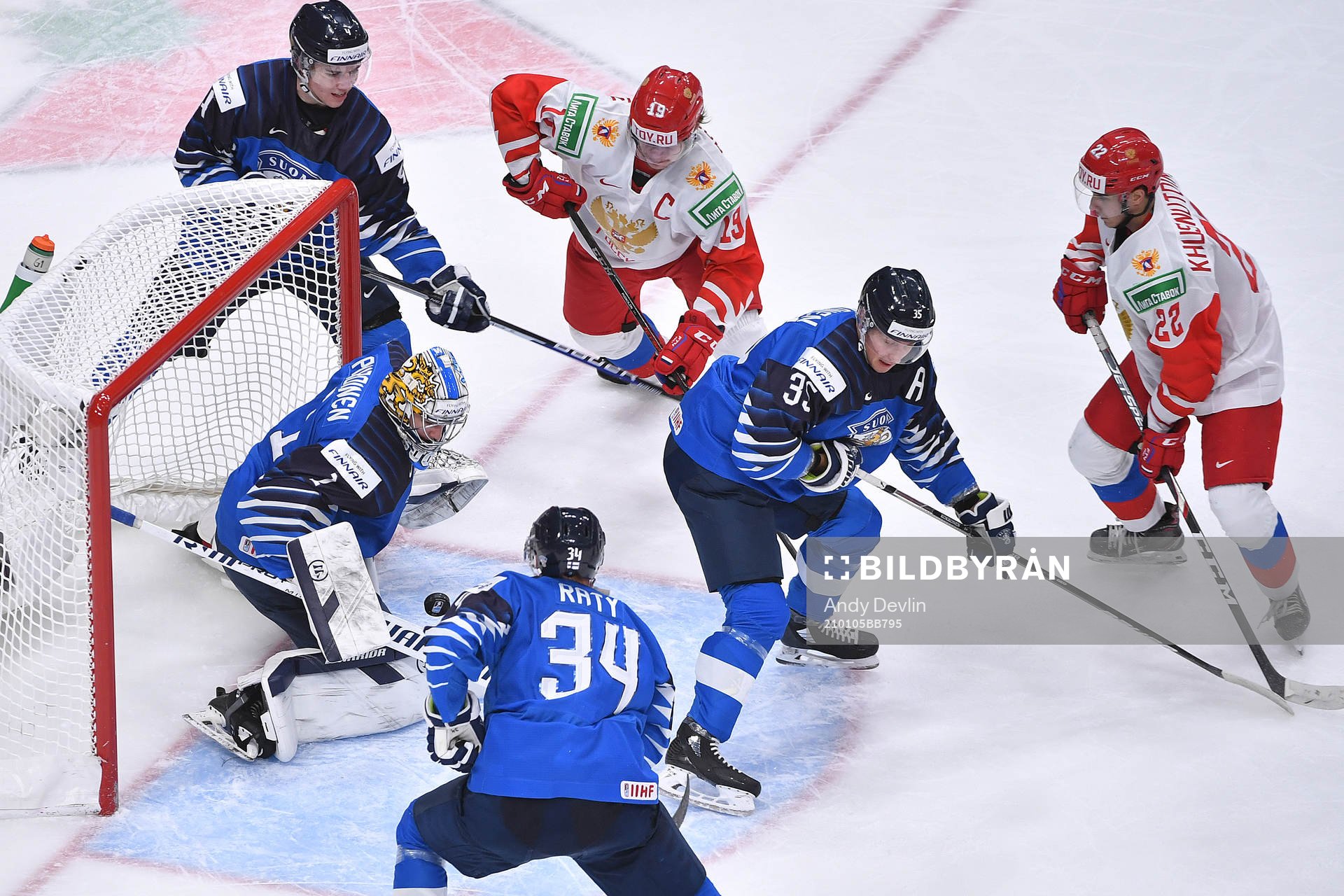 Vasili Podkolzin and Marat Khusnutdinov of Russia apply