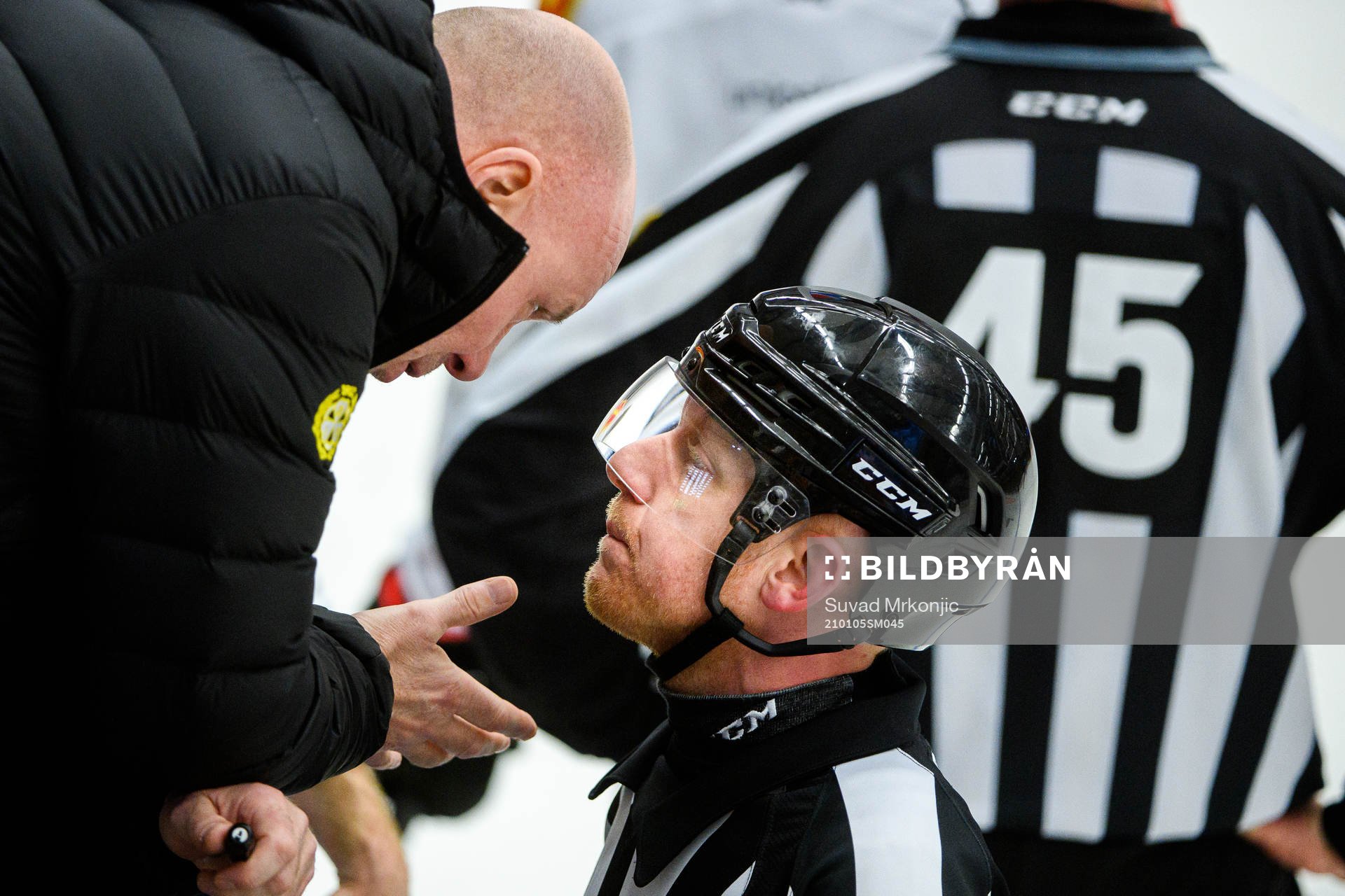 Brynäs tränare Peter Andersson och Domare Mikael Holm