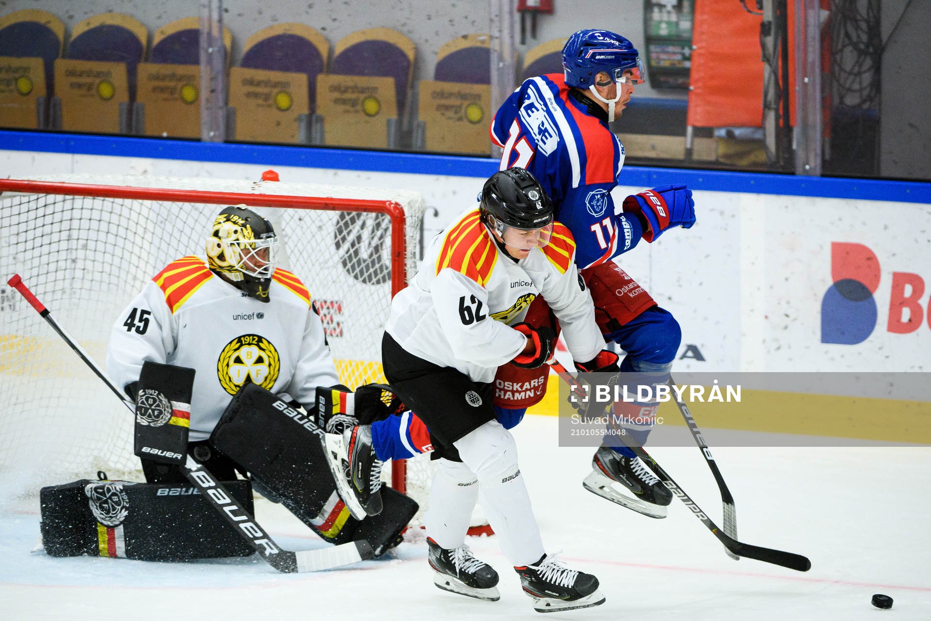 Oskarshamns Joakim Thelin oroar framför Brynäs målvakt