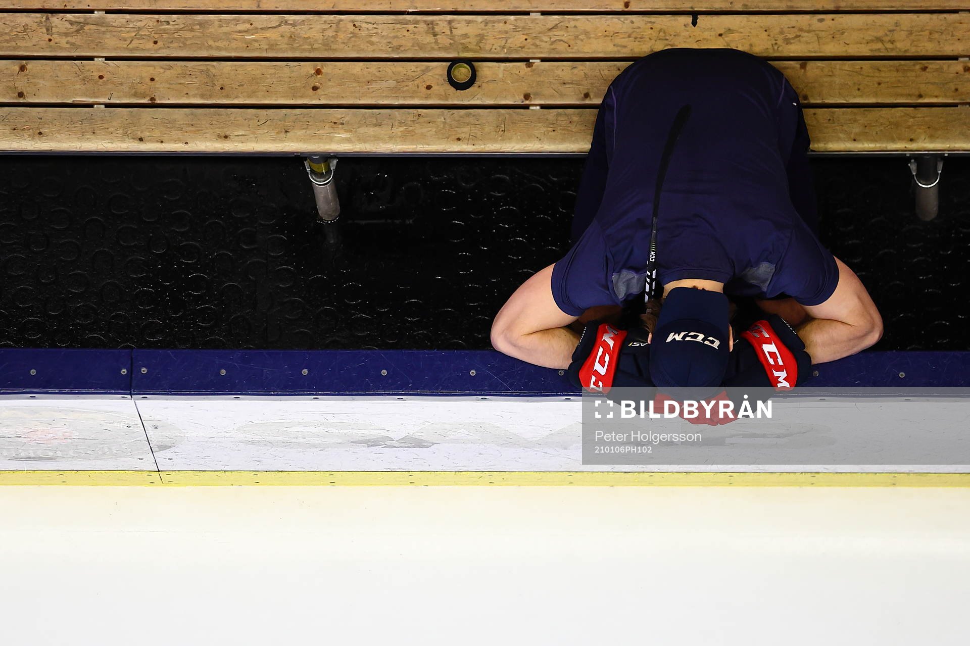 Linköpings Andrew Gordon laddar upp före  ishockeymatchen