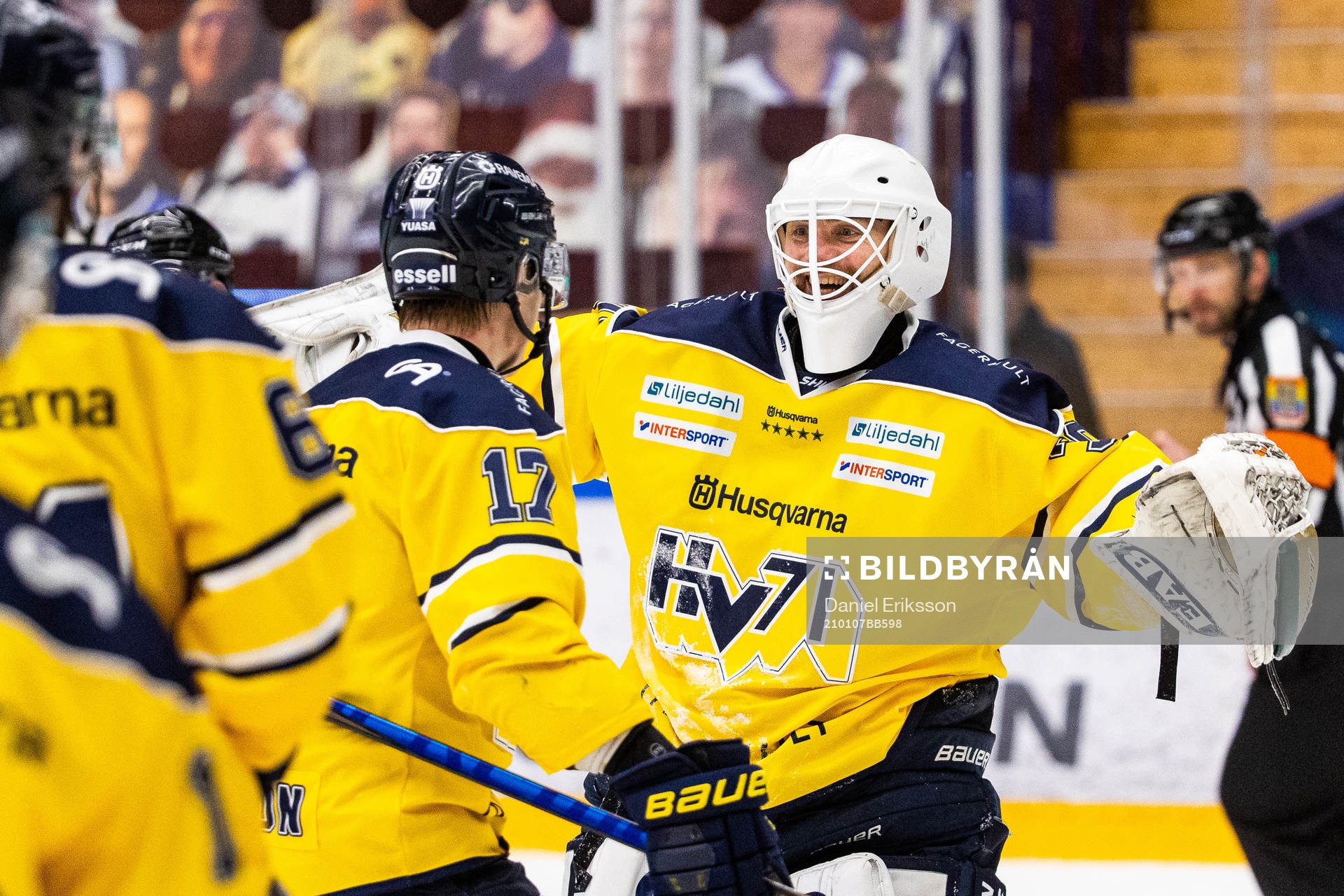 s målvakt Markus Svensson jublar