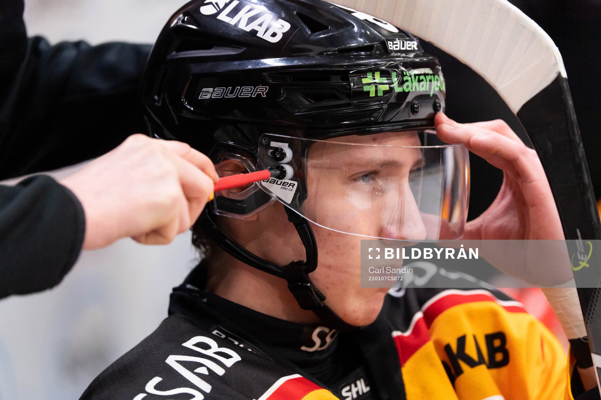 Luleås Carl Mattsson får sitt visir fastskruvat