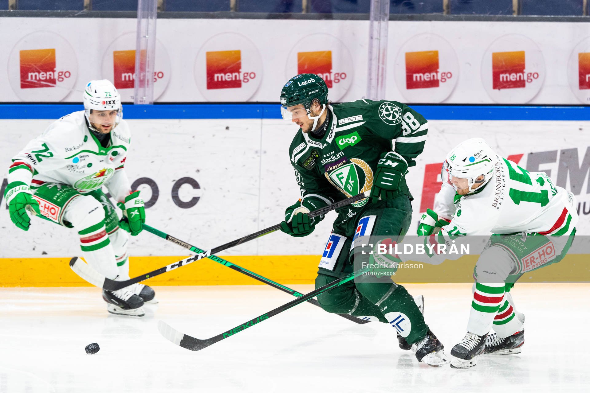 Rögles Daniel Zaar och Simon Ryfors i kamp om pucken med