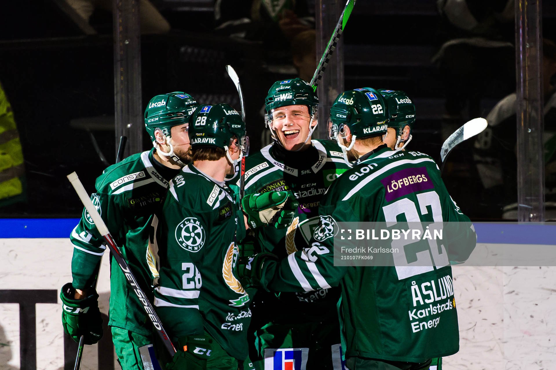 Färjestads Olle Lycksell jublar med lagkamrater