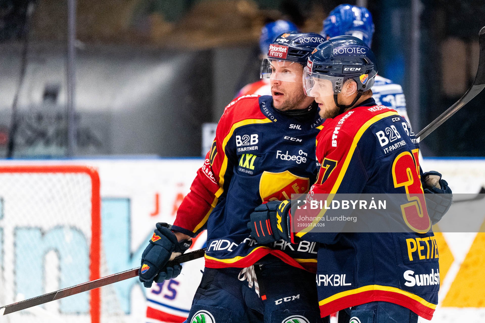 Djurgårdens Niclas Bergfors jublar med Jesper Pettersson