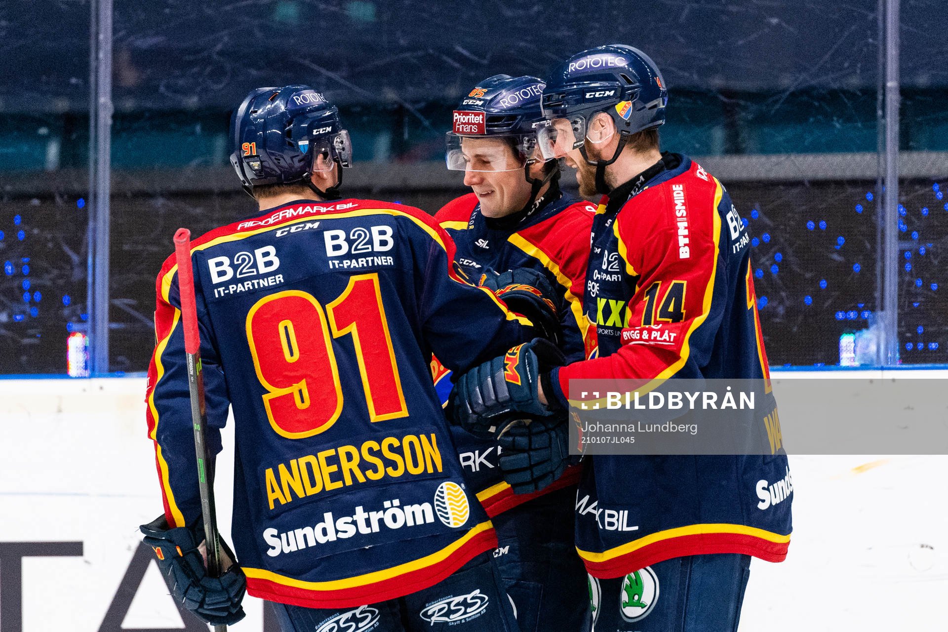 Djurgårdens Michael Haga jublar med Linus Andersson och