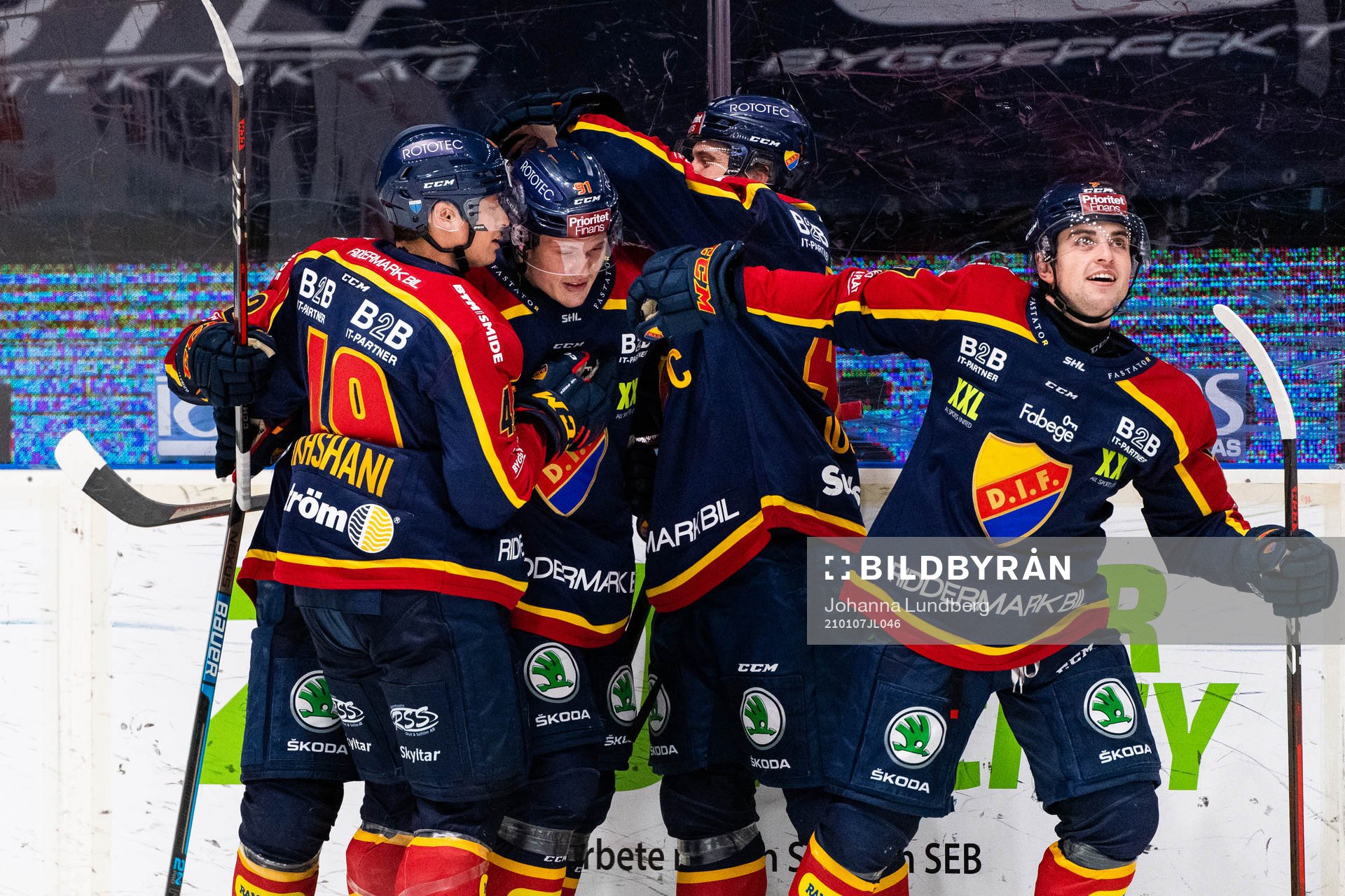 Djurgårdens Linus Andersson jublar med lagkamrater