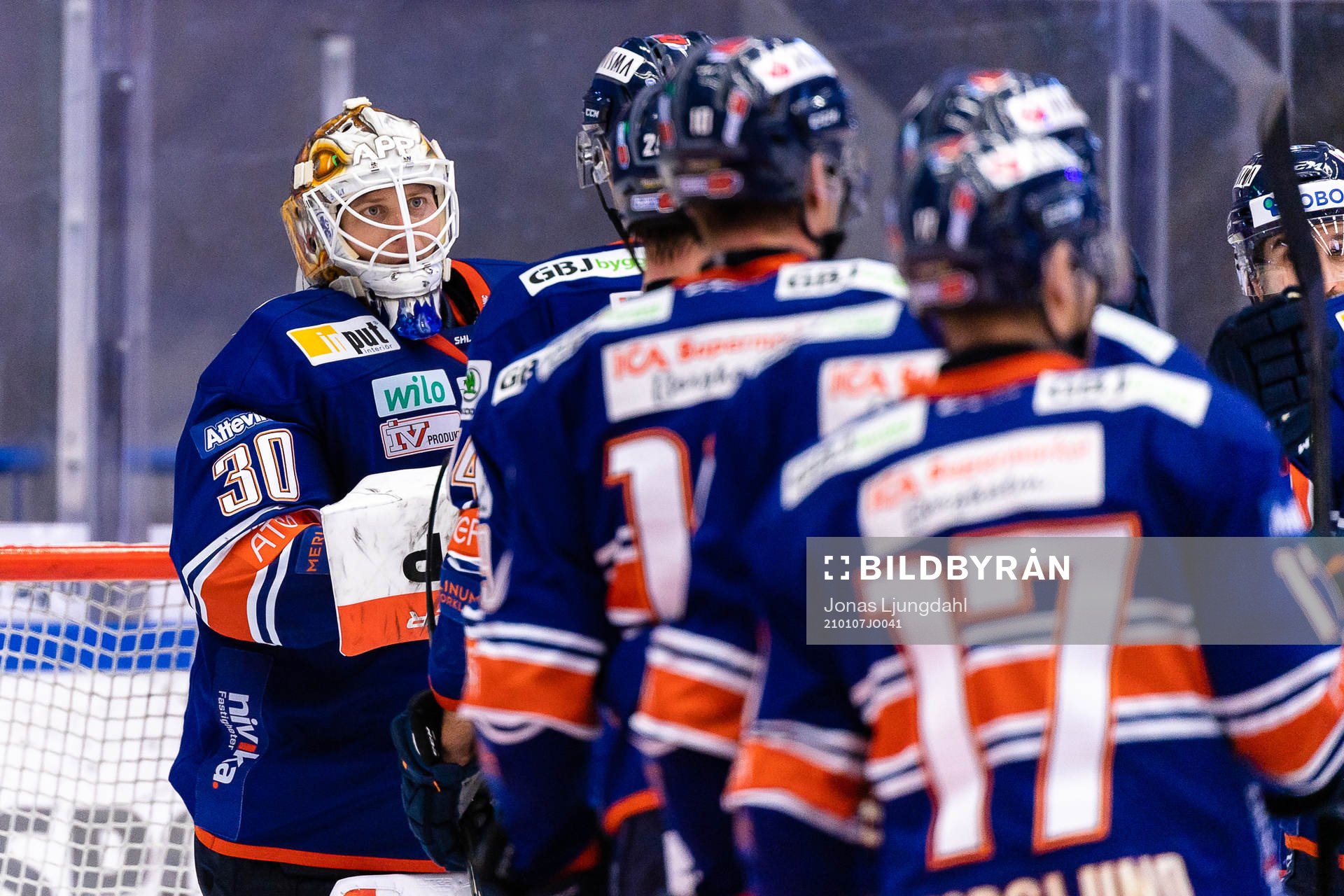 Växjös målvakt Viktor Fasth jublar