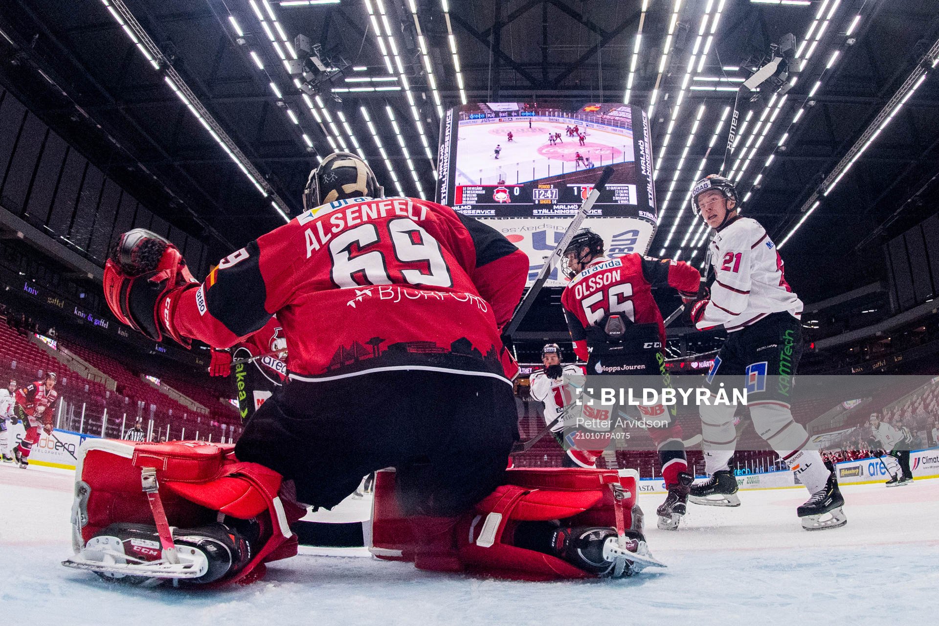 Örebros Linus Öberg oroar mot Malmö Redhawks målvakt