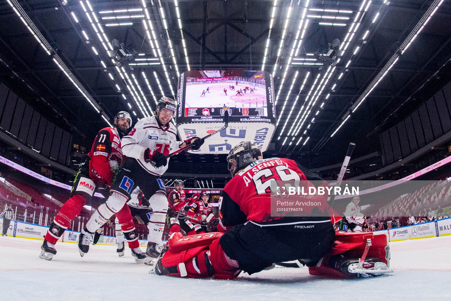 Örebros Ludvig Rensfeldt oroar mot Malmö Redhawks Markus