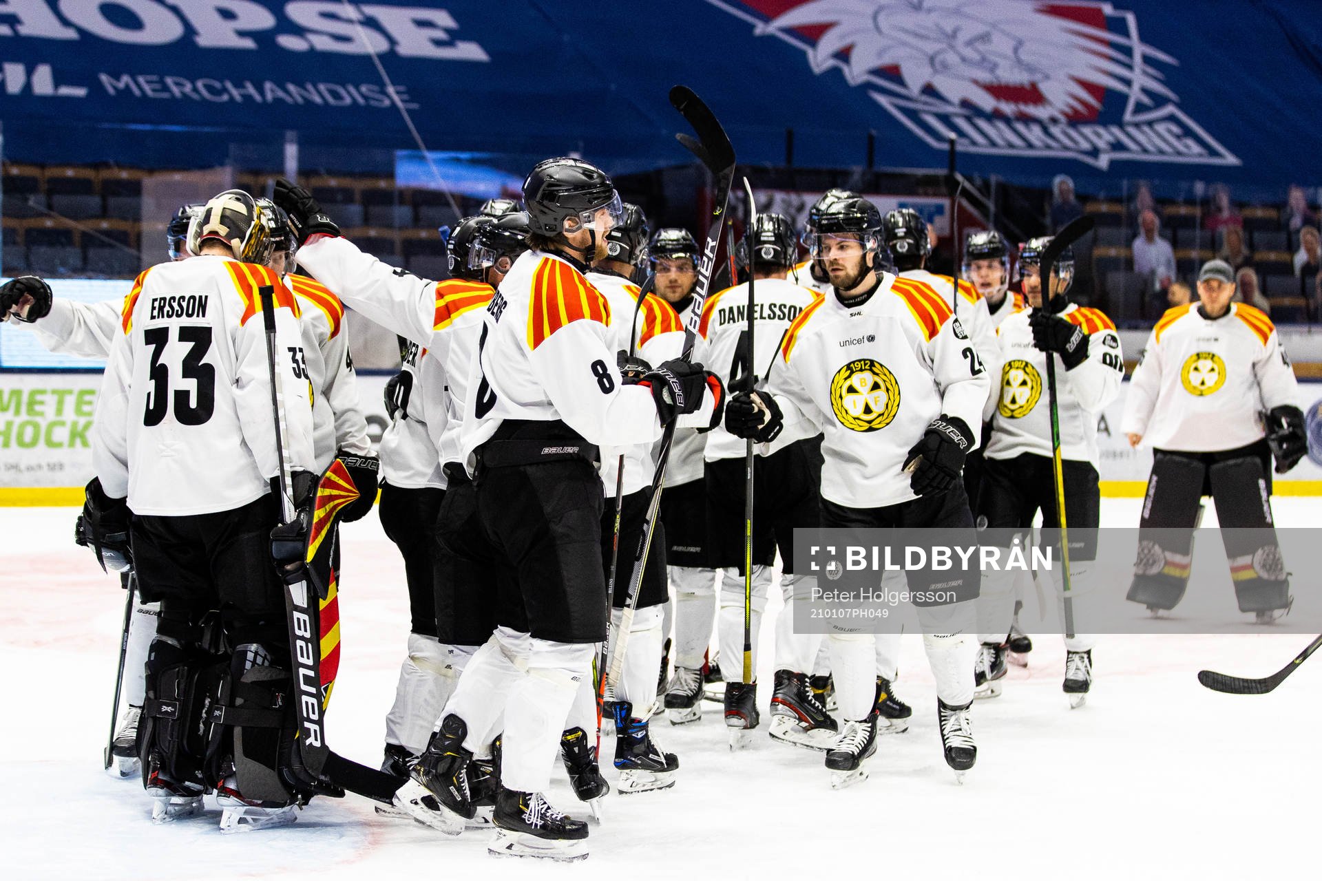 Brynäs målvakt Samuel Ersson jublar med lagkamrater