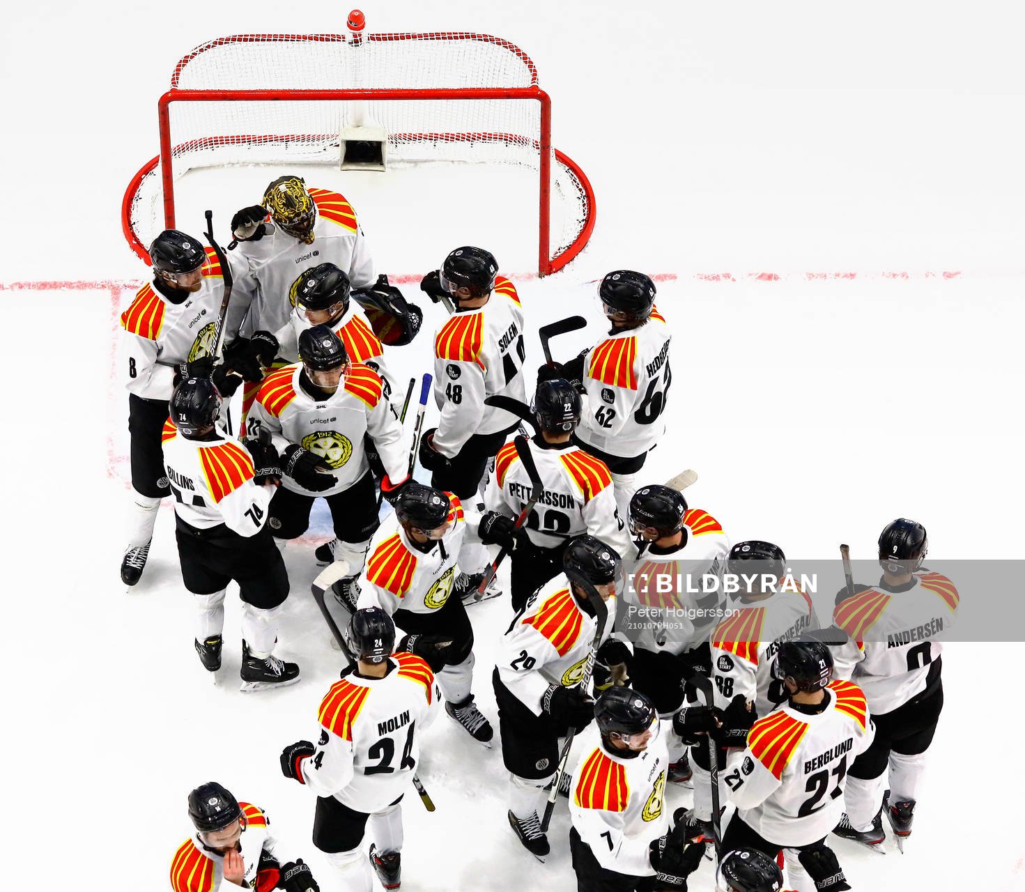 Brynäs spelare jublar och tackar målvakt Samuel Ersson