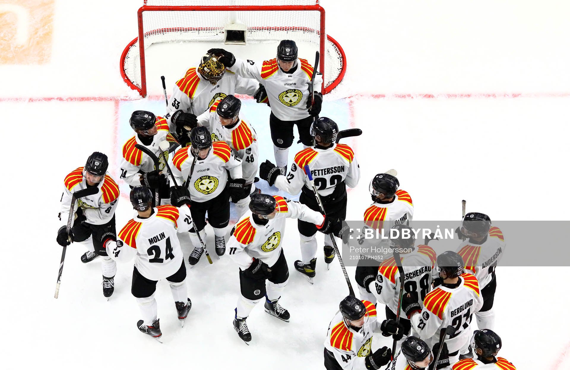 Brynäs spelare jublar och tackar målvakt Samuel Ersson