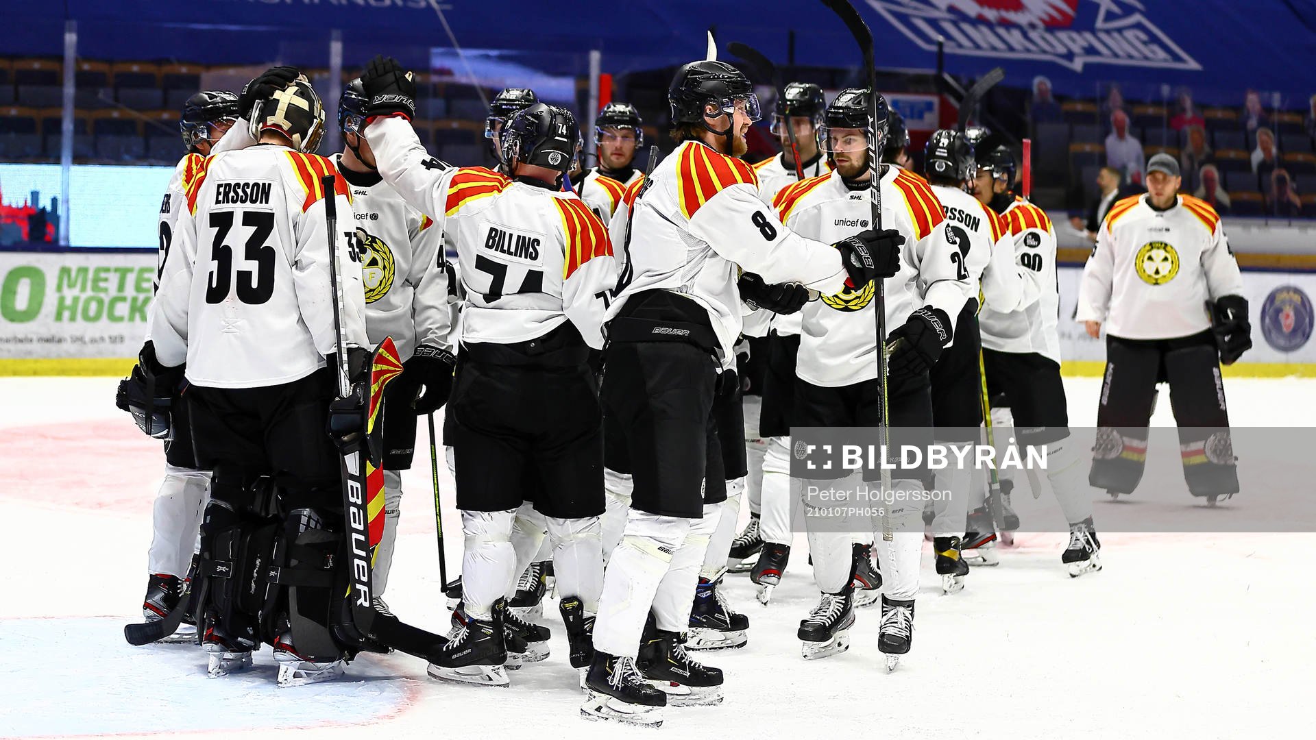 Brynäs spelare jublar och tackar målvakt Samuel Ersson