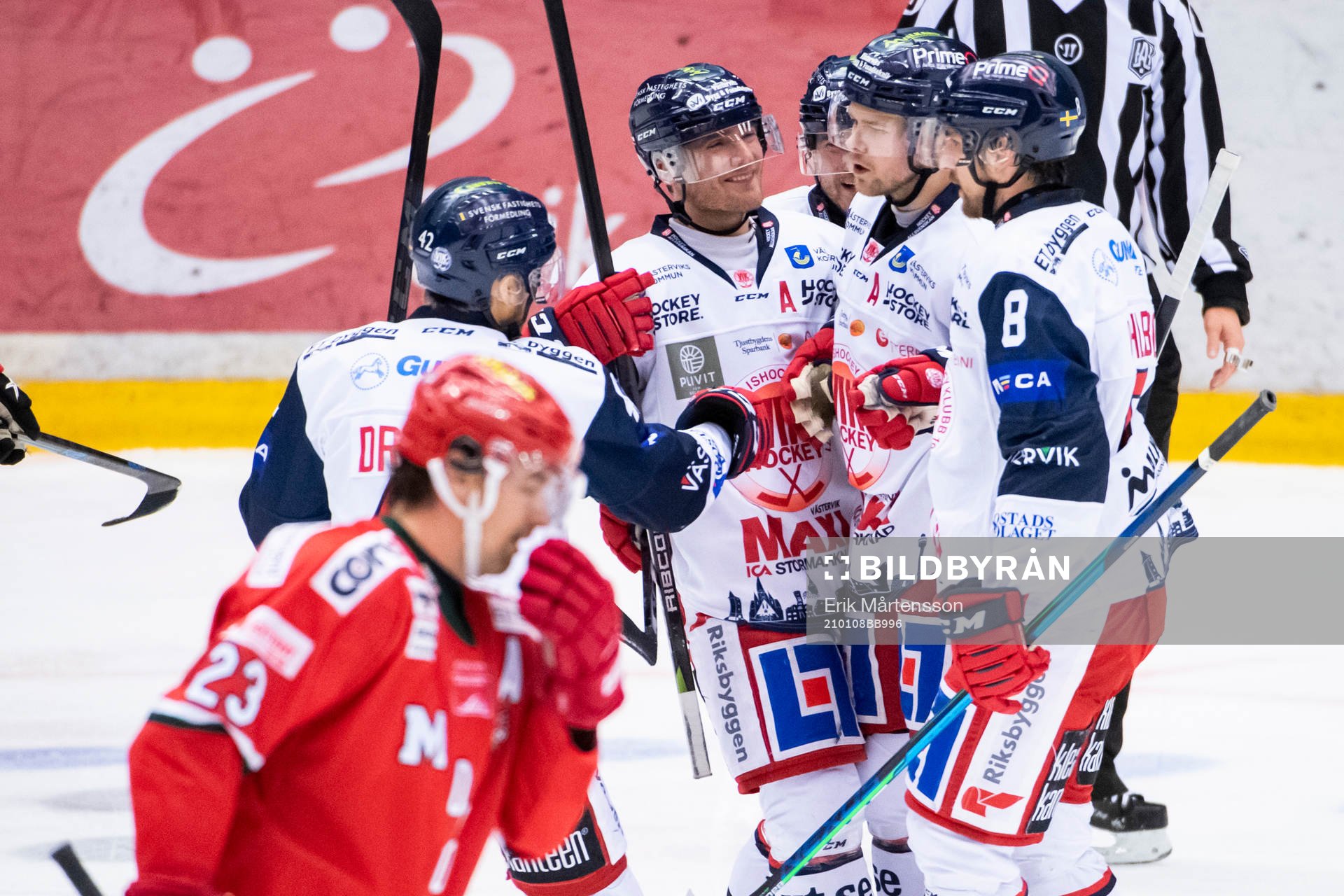 Västerviks Victor Öhman kramas om av lagkamrater