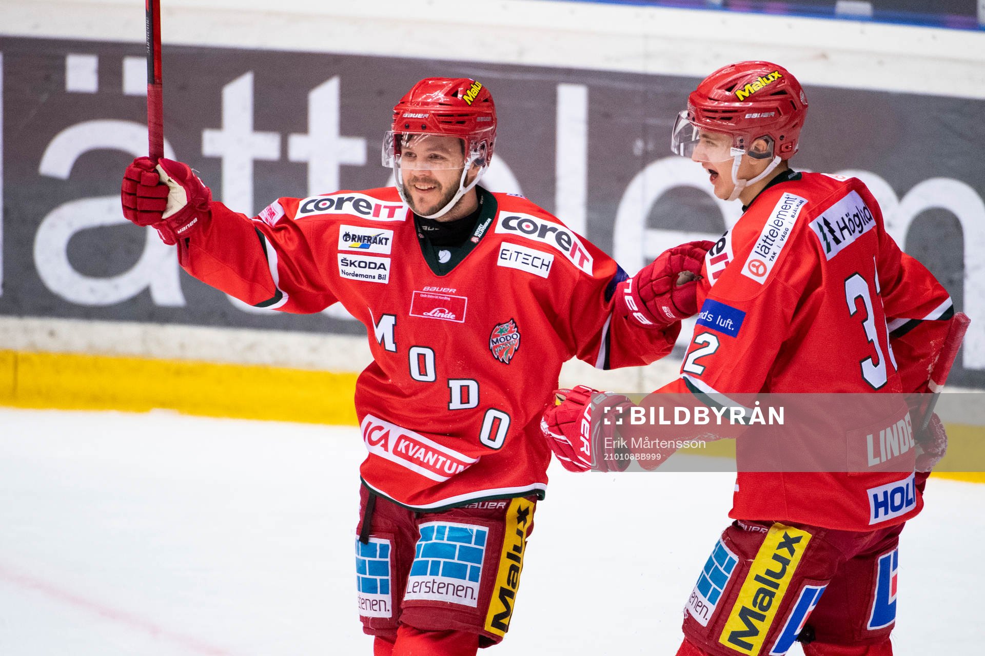 Modos Tommy Enström och Jeremias Lindewall jublar