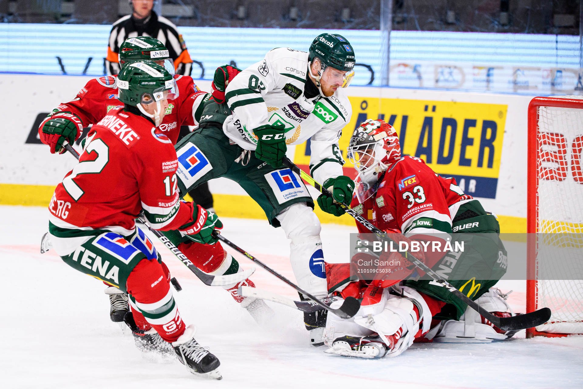 Färjestads Pontus Widerström oroar framför Frölundas