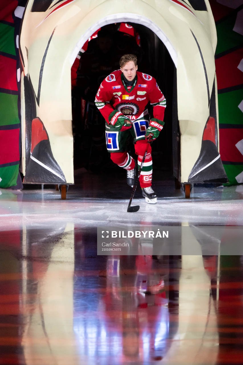 Frölundas Filip Johansson åker in på isen innan