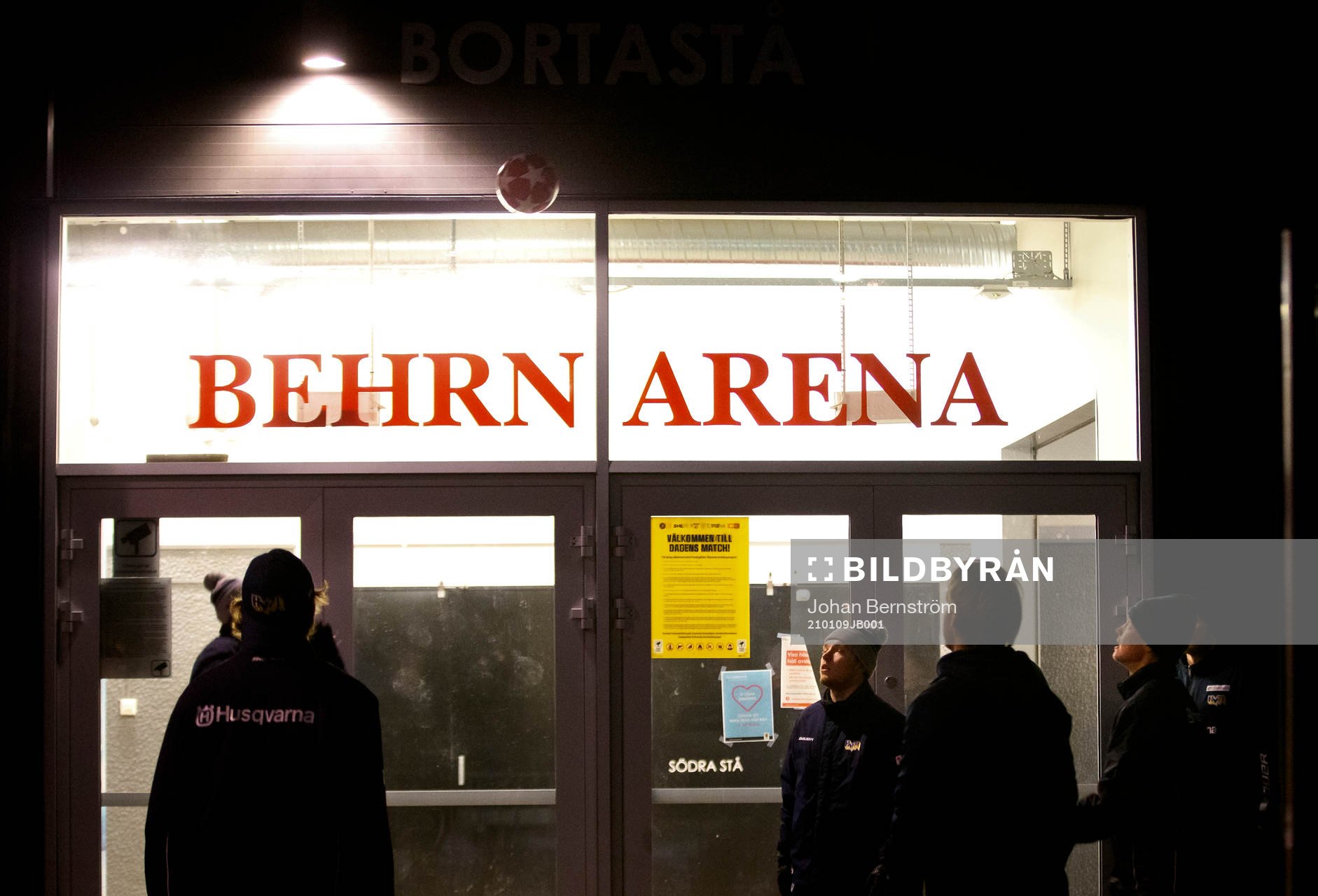 s spelarna värmer upp med fotboll utanför Behrn Arena