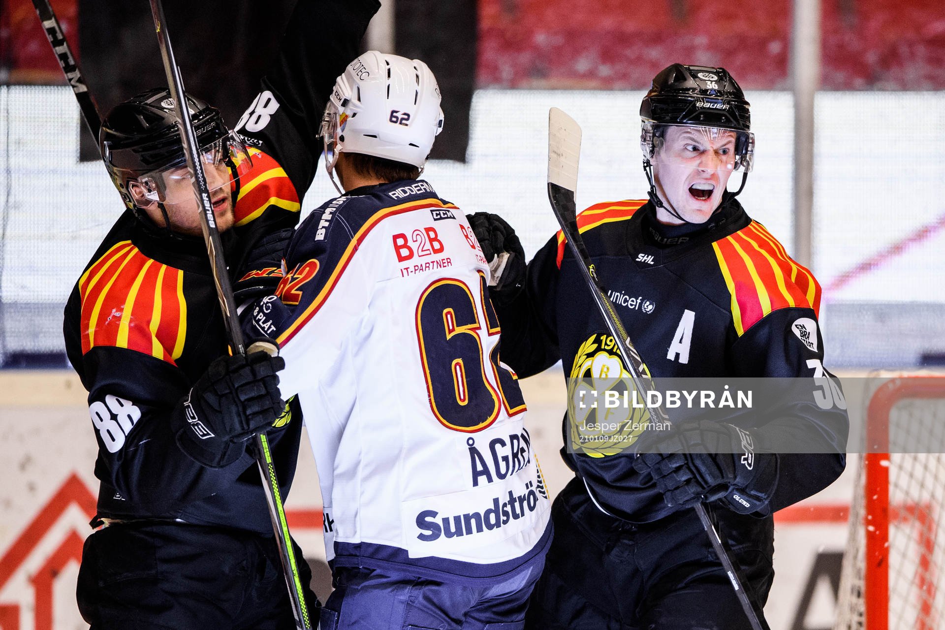 Brynäs Linus Ölund (h) jublar