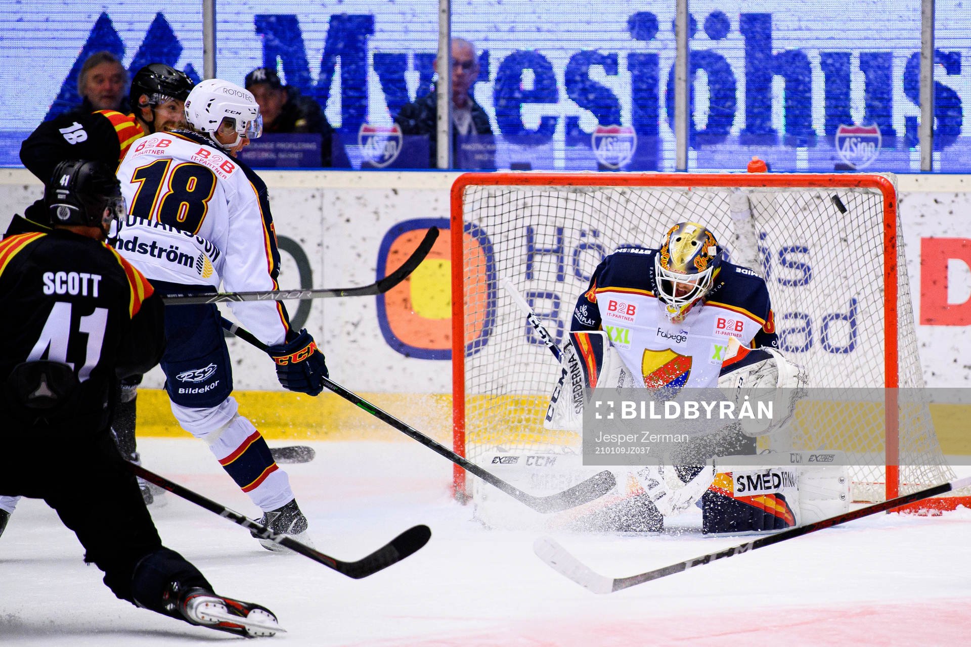 Brynäs Greg Scott gör 5-1 bakom Djurgårdens målvakt