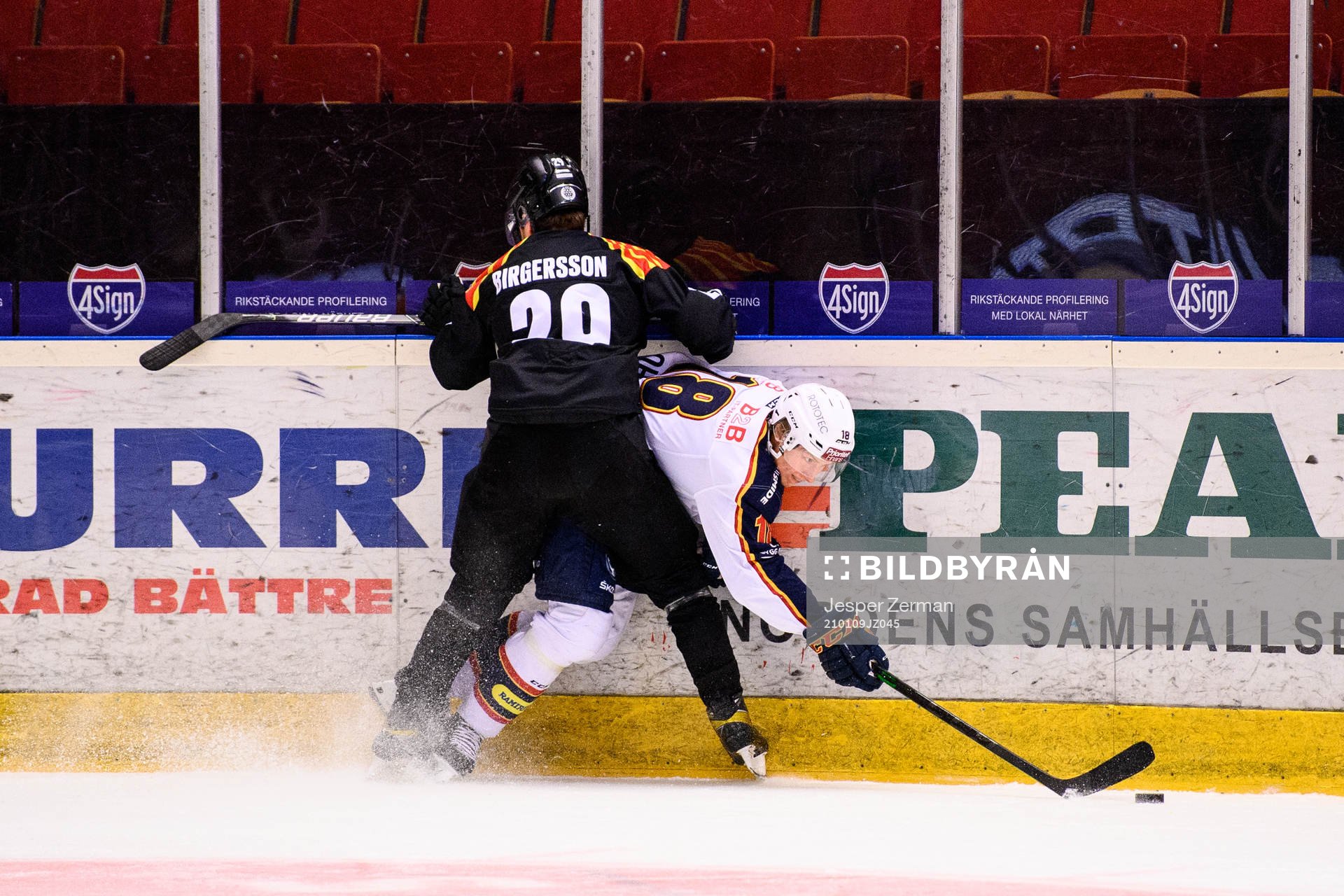 Brynäs Oscar Birgersson och Djurgårdens Simon Johansson