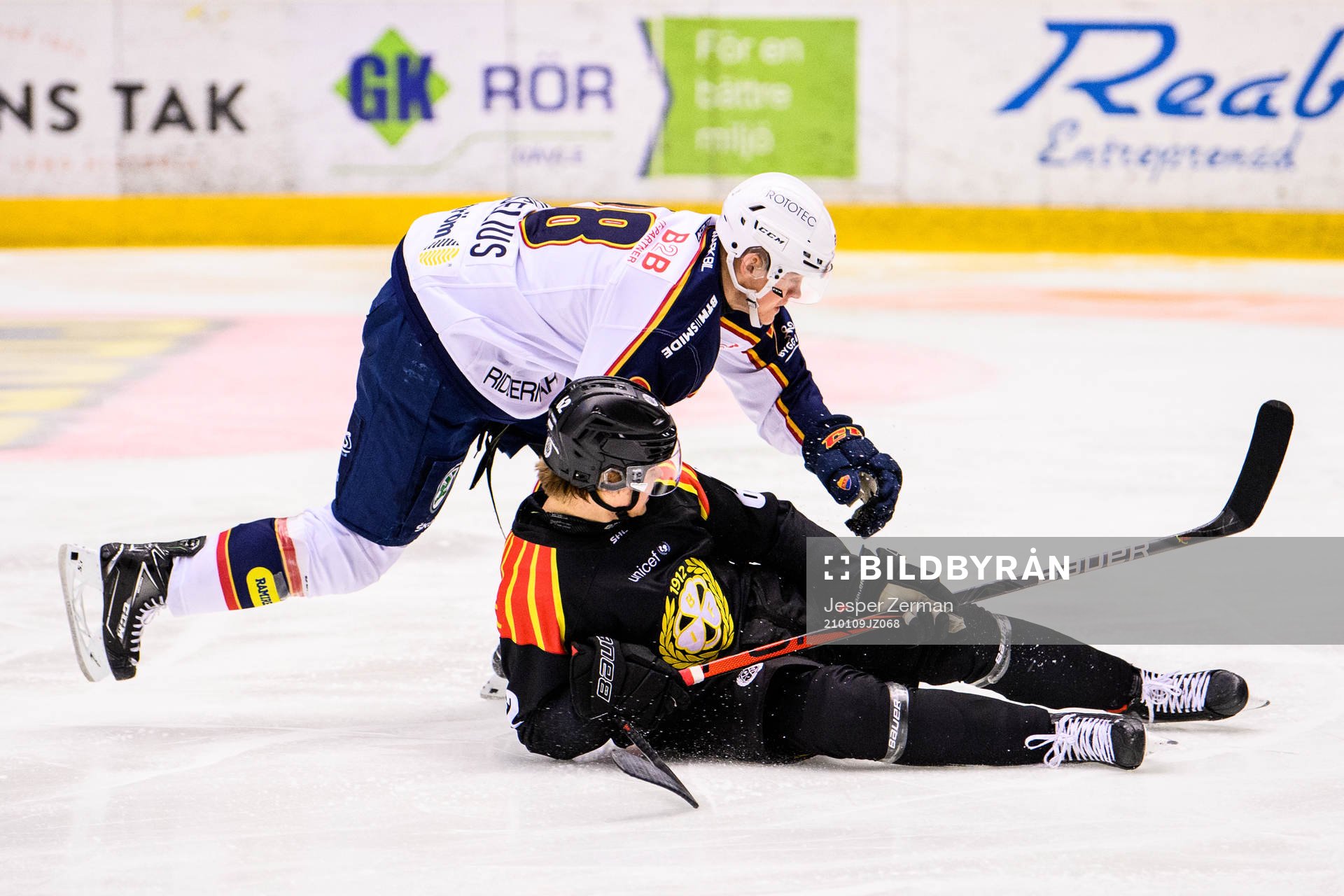 Djurgårdens Oscar Bjerselius och Brynäs Tom Hedberg