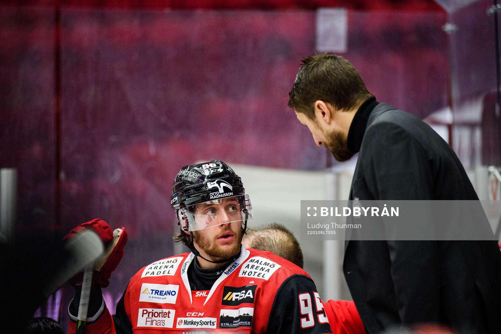 Malmö Redhawks Carl Persson i samtal med assisterande