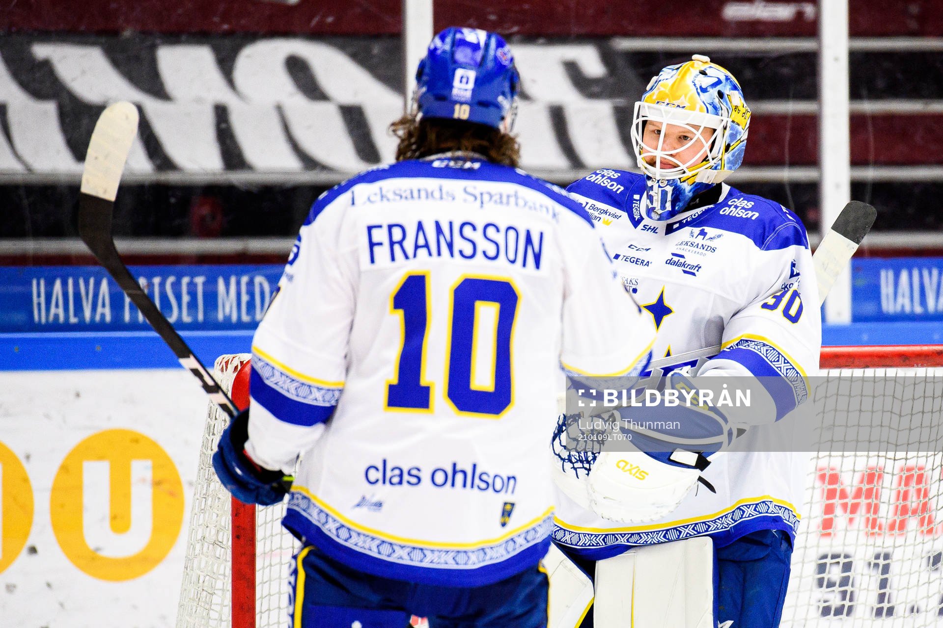 Leksands Johan Fransson och målvakt Janne Juvonen jublar