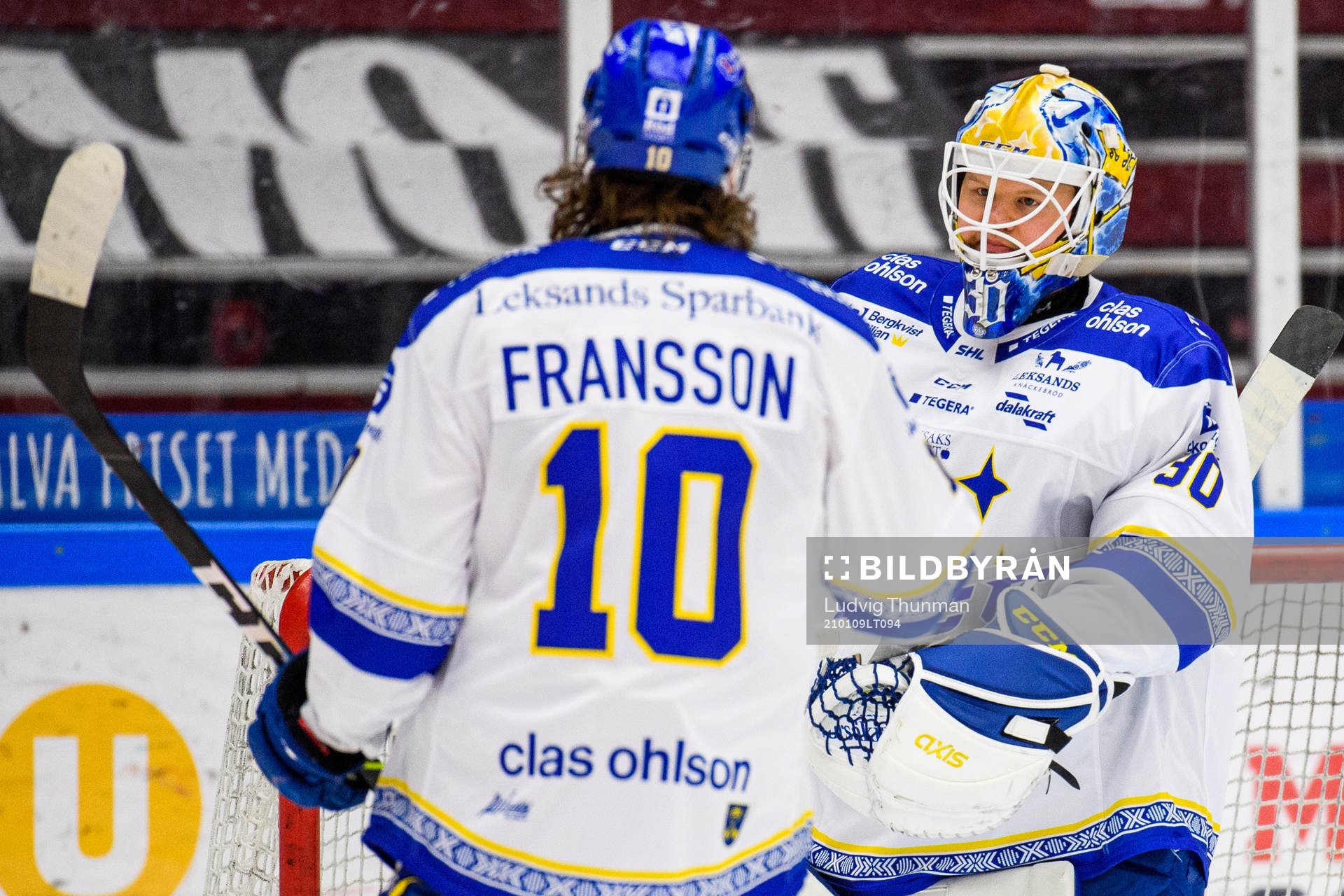 Leksands Johan Fransson och målvakt Janne Juvonen jublar
