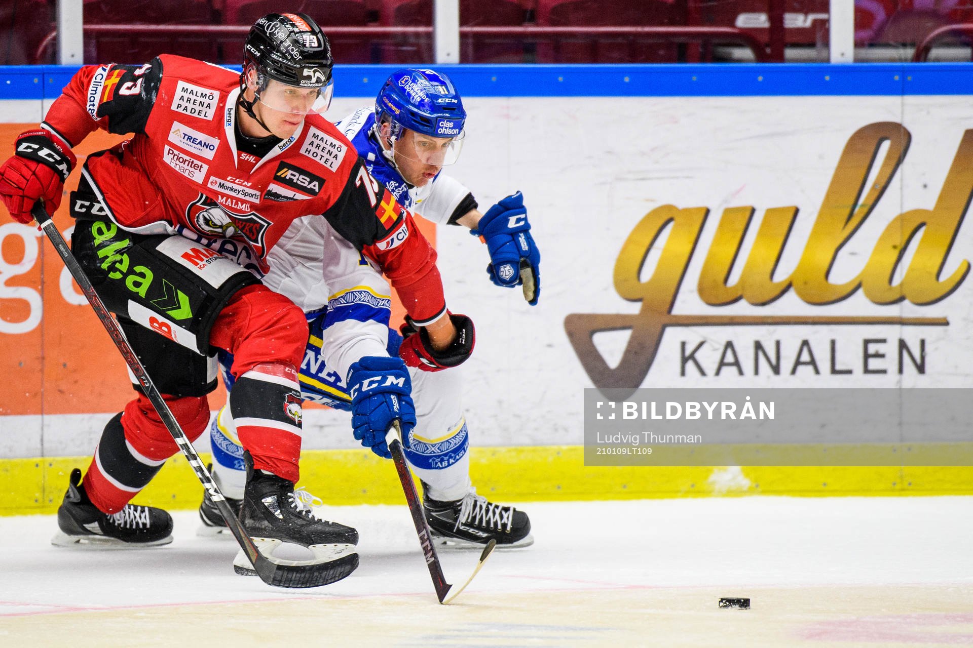 Malmö Redhawks Adam Ollas Mattsson i kamp om pucken med