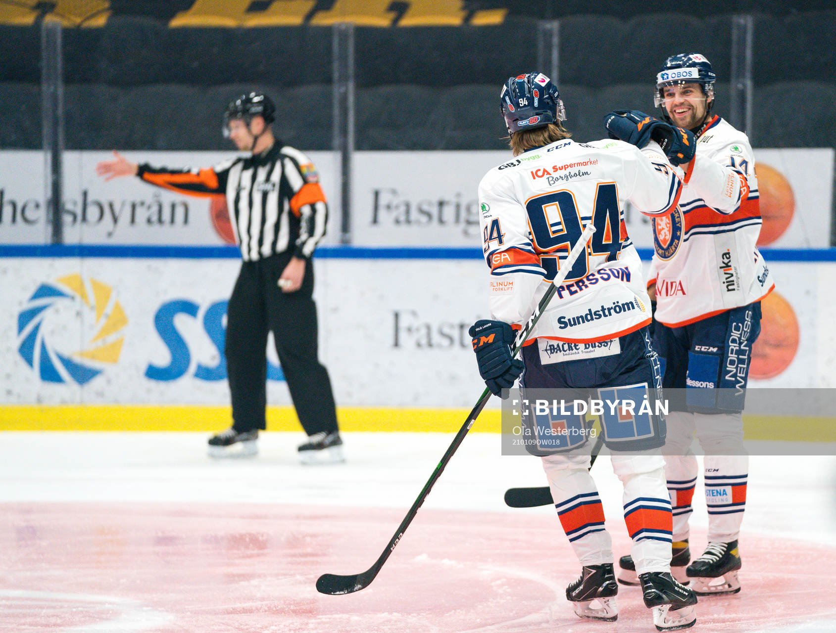 Växjös Joel Persson och Emil Pettersson jublar