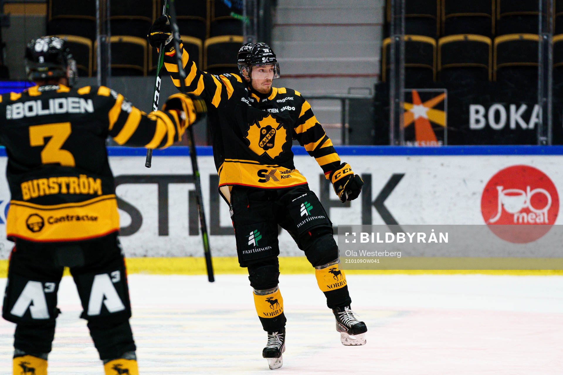 Skellefteås Jesper Frödén och Niclas Burström jublar