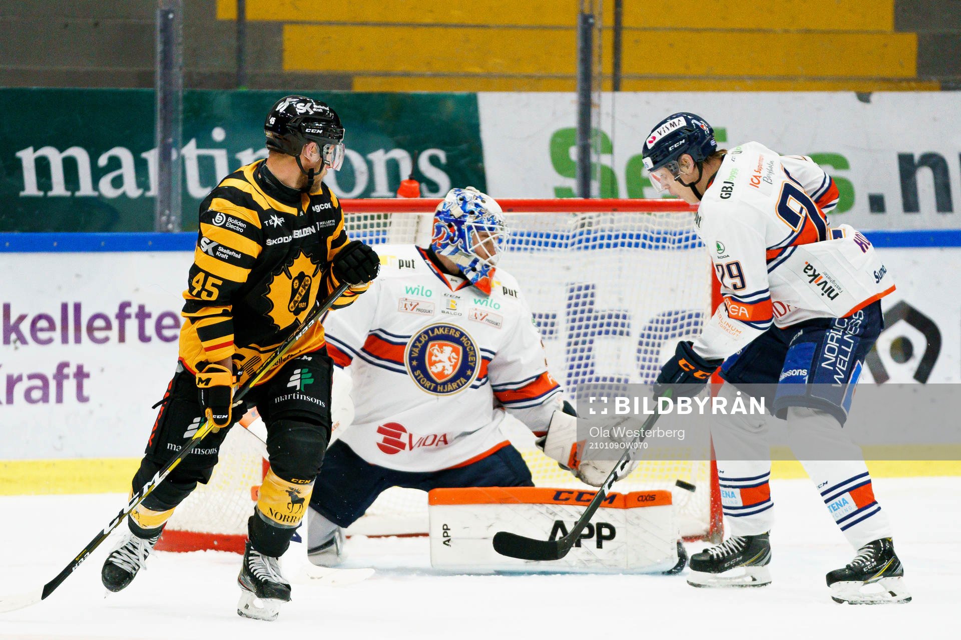 Skellefteås Niclas Burström , ej i bild, gör 3-2 bakom